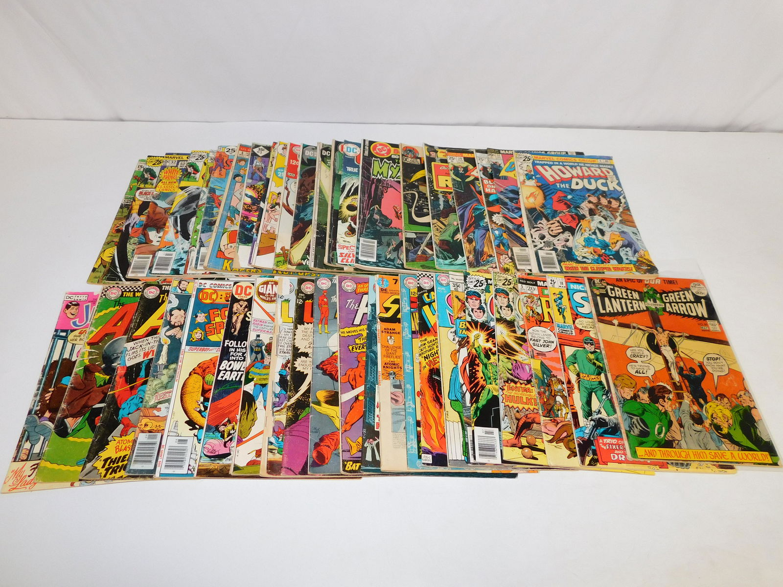 Large Lot of Marvel and DC Comics (1 of 5)