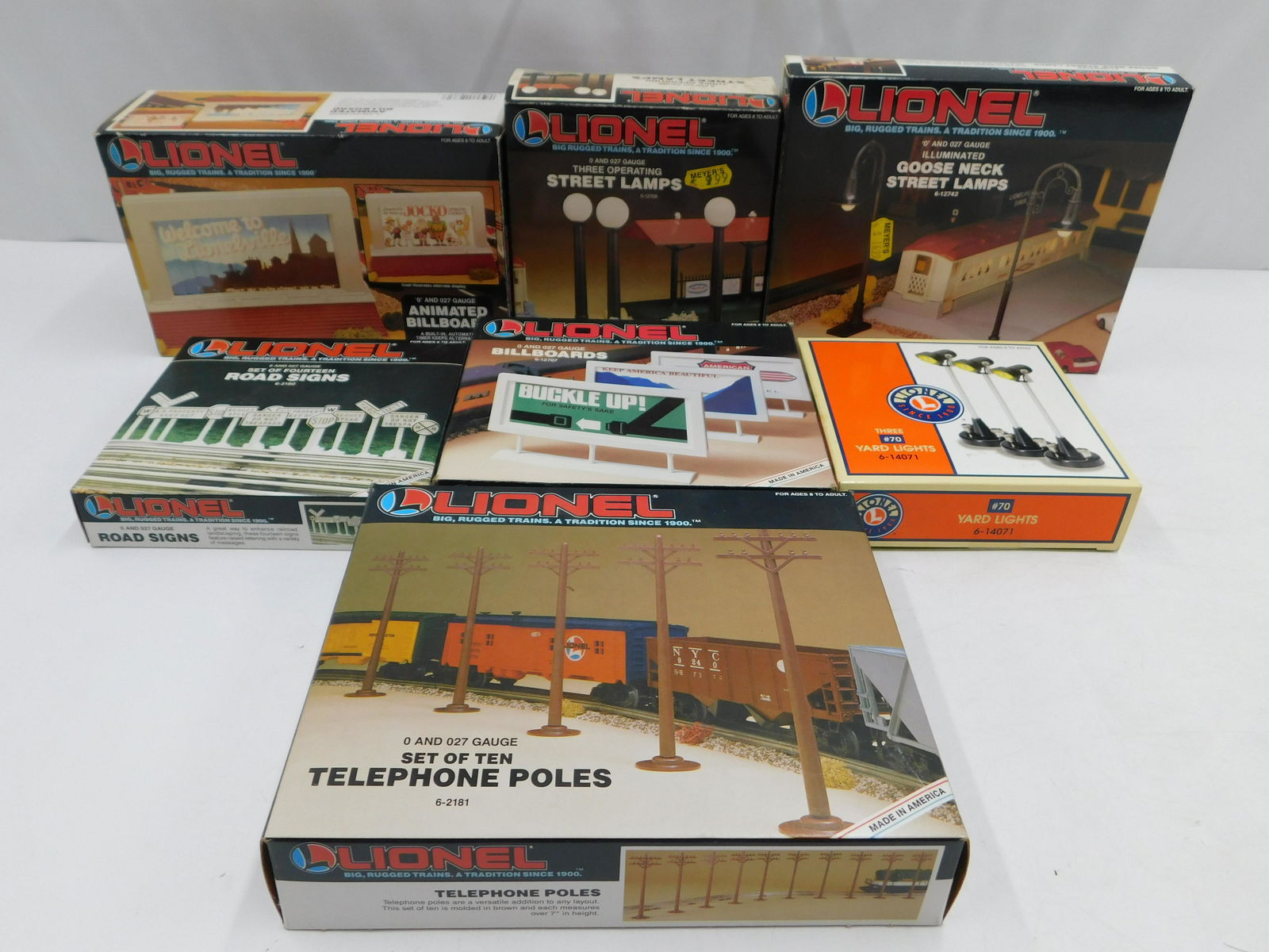 Lot of 7 Lionel Accessories (1 of 5)