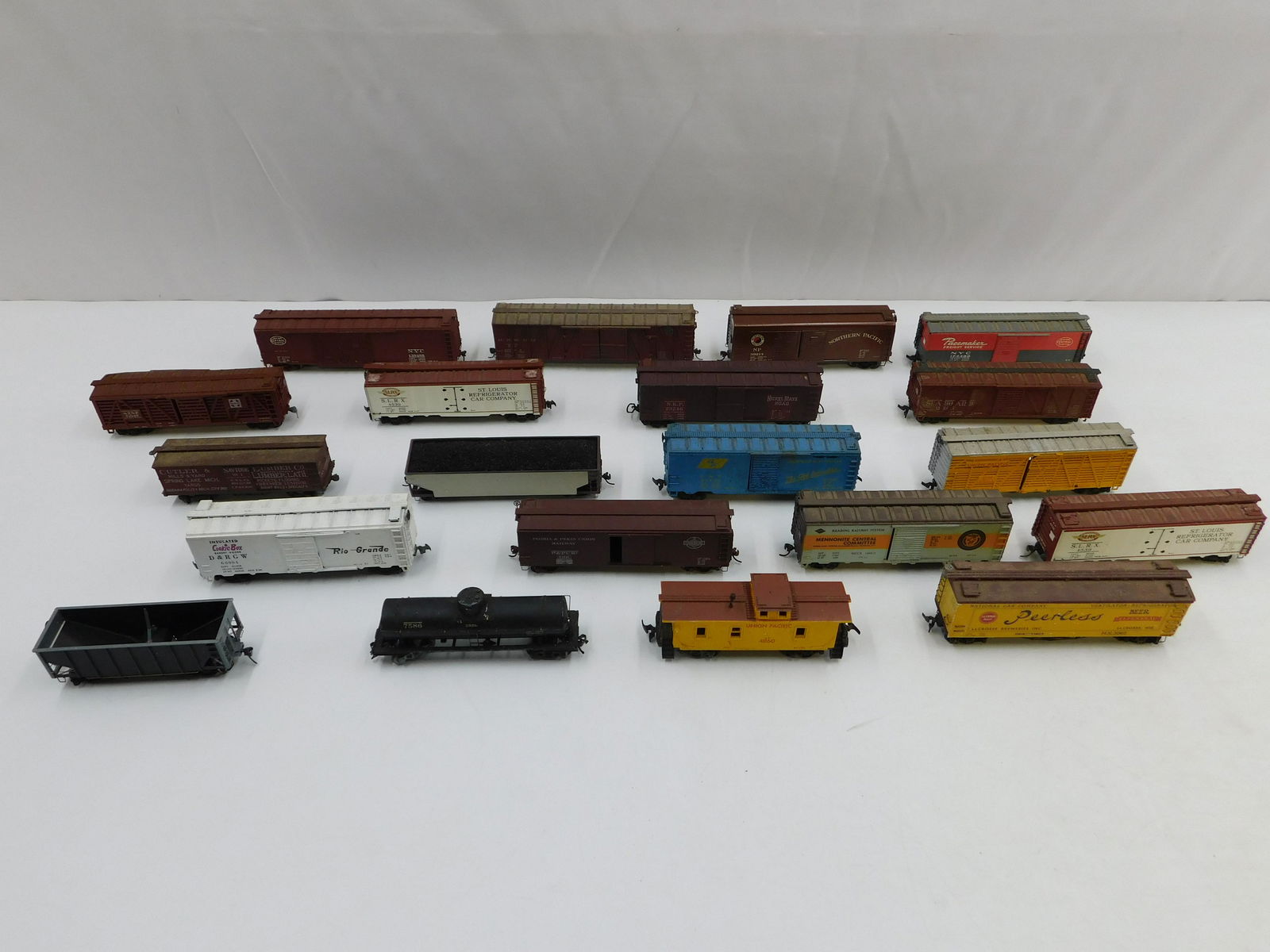 Lot of 20 HO Scale Weathered Rolling Stock (1 of 5)