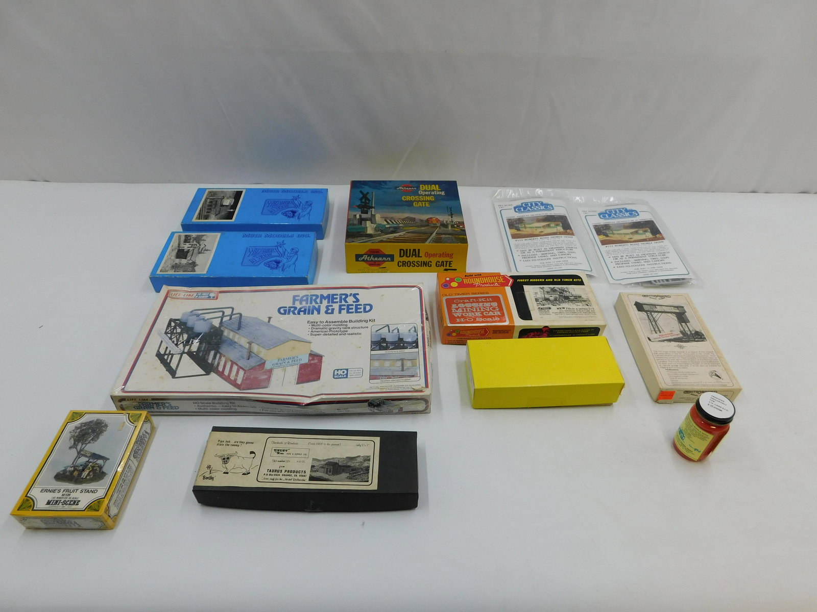 Large Lot of HO Train Accessories (1 of 4)