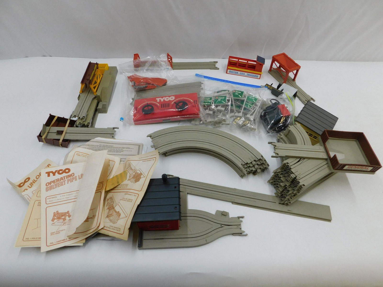 Lot of Tyco US 1 Slot Car Accessories and Buildings (1 of 8)