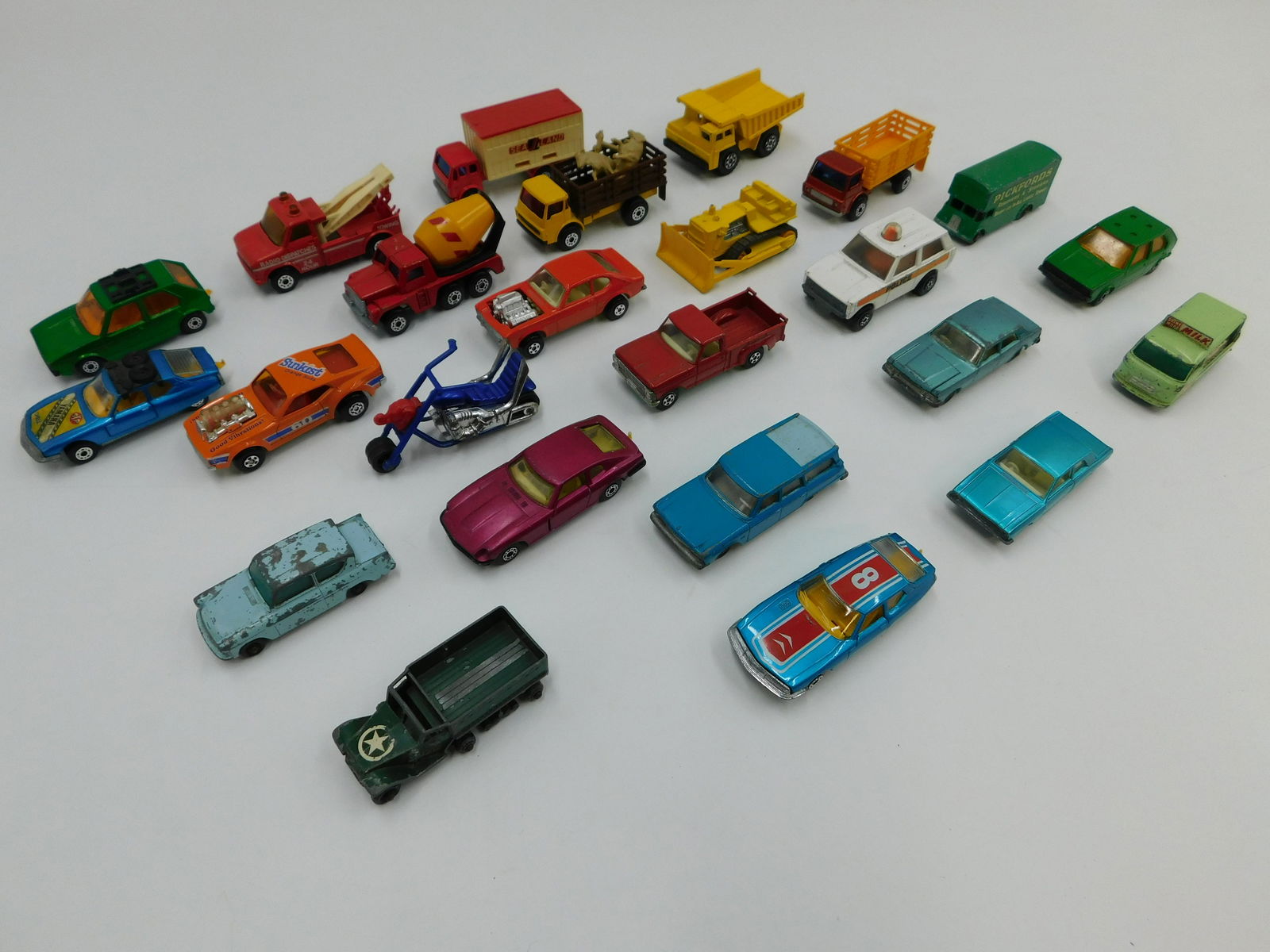 Lot of 24 Vintage Matchbox Cars (1 of 16)