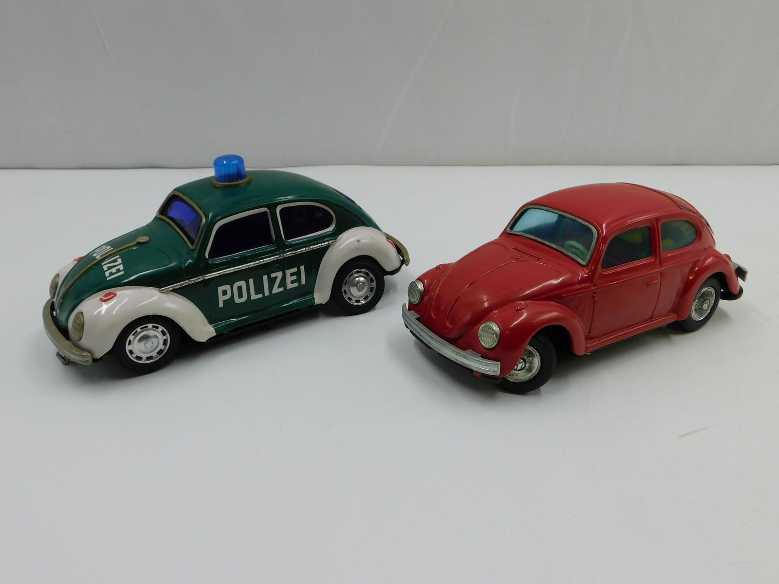 Lot of 2 Battery Operated Tin Plated Volkswagen Bugs (1 of 6)