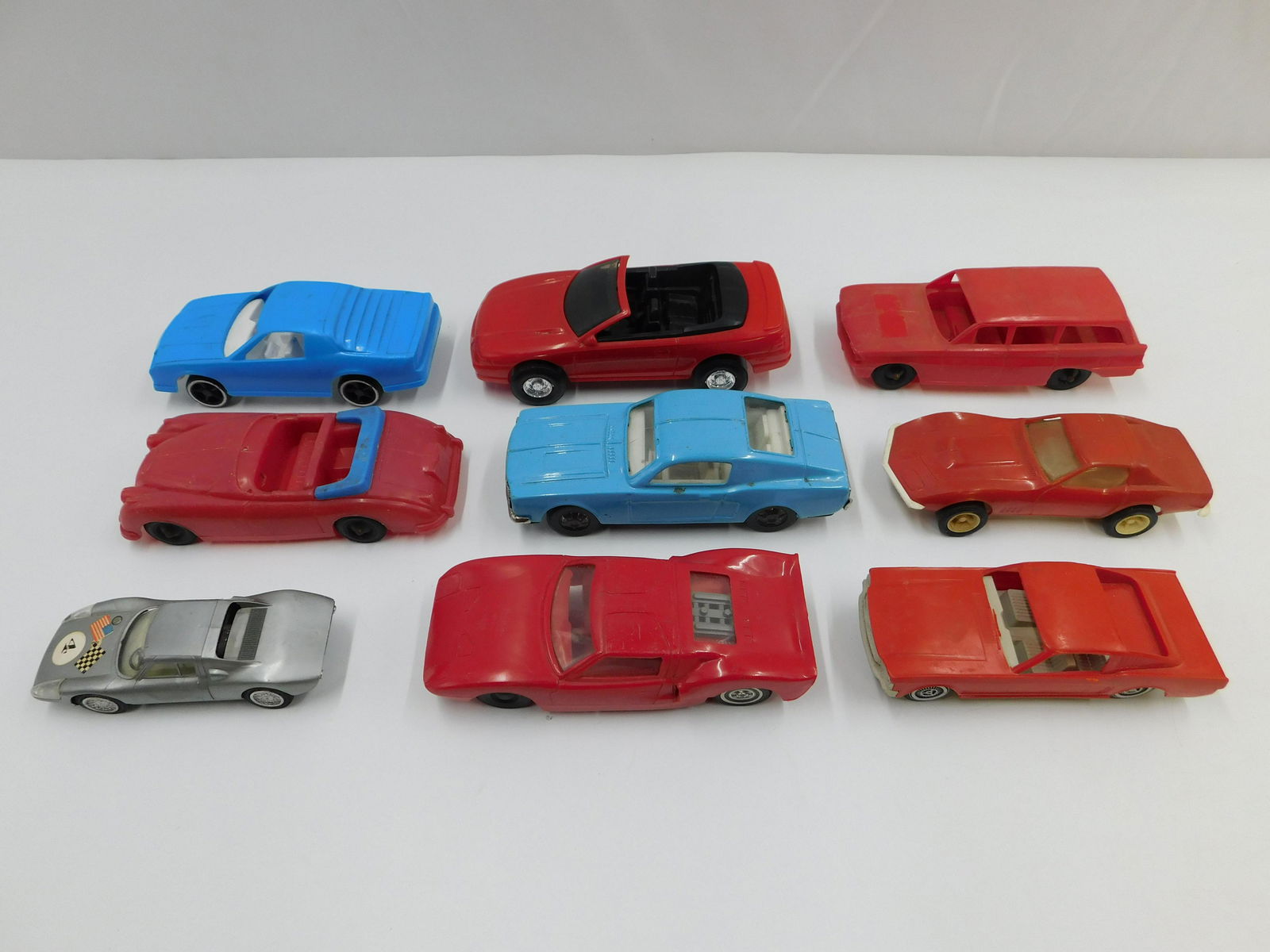 Lot of Plastic and Tin Cars (1 of 5)
