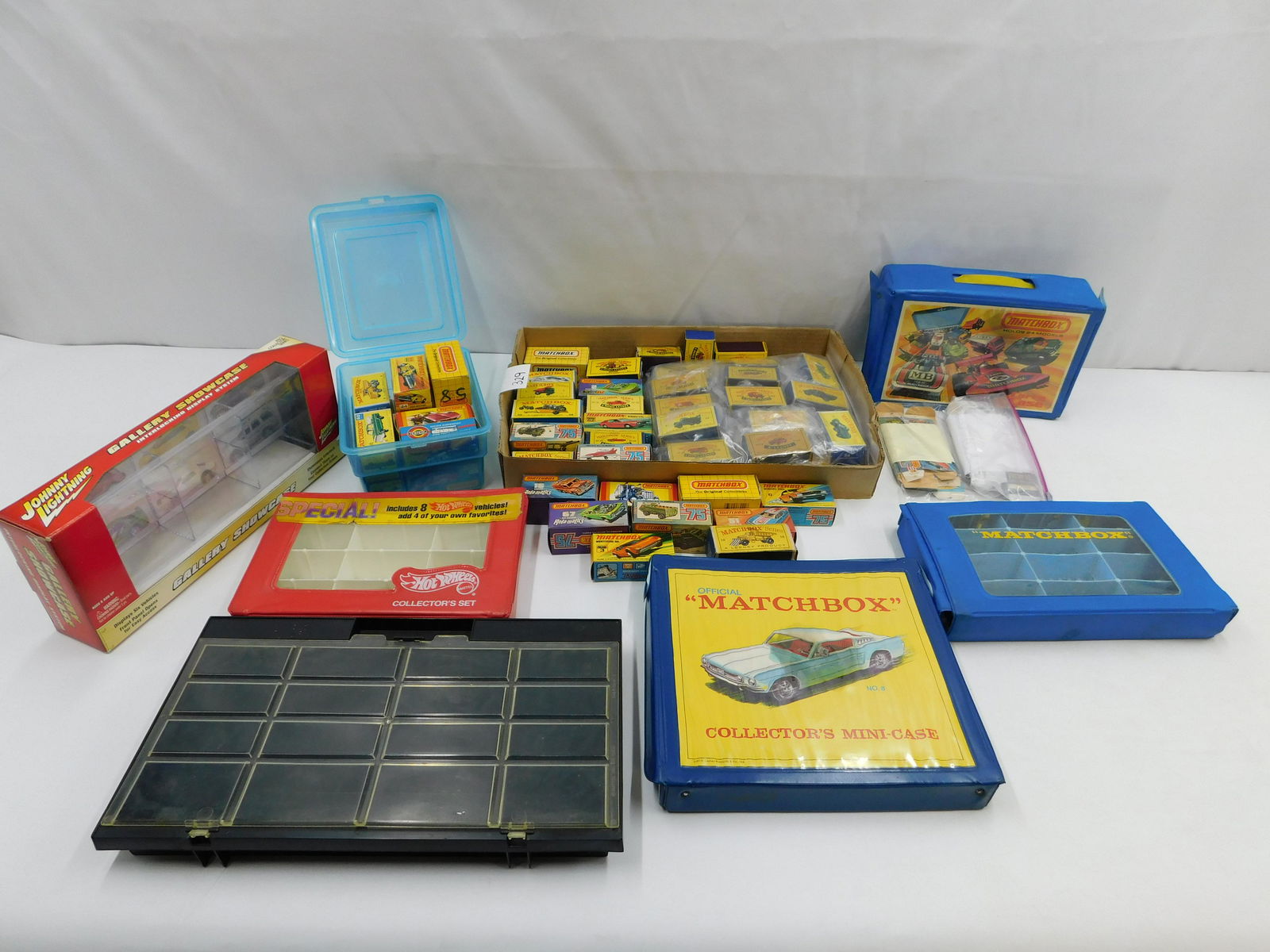Large Lot of Matchbox Empty Boxes and Matchbox Carrying Cases (1 of 5)
