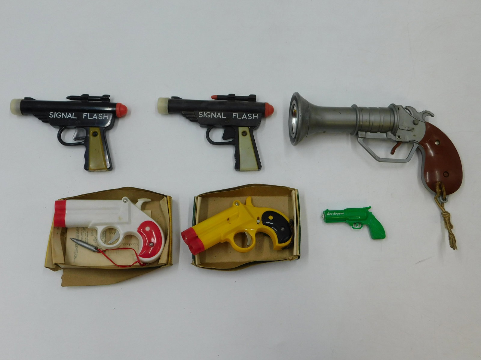 Lot of Vintage Plastic Pistol and Ray Gun Flashlights: Lot of Vintage Plastic Pistol and Ray Gun Flashlights. All seem to be in very good condition. Longest measures 8.75" long. All invoices must be paid within 24 hours of the sale. There are 3 Shipping O