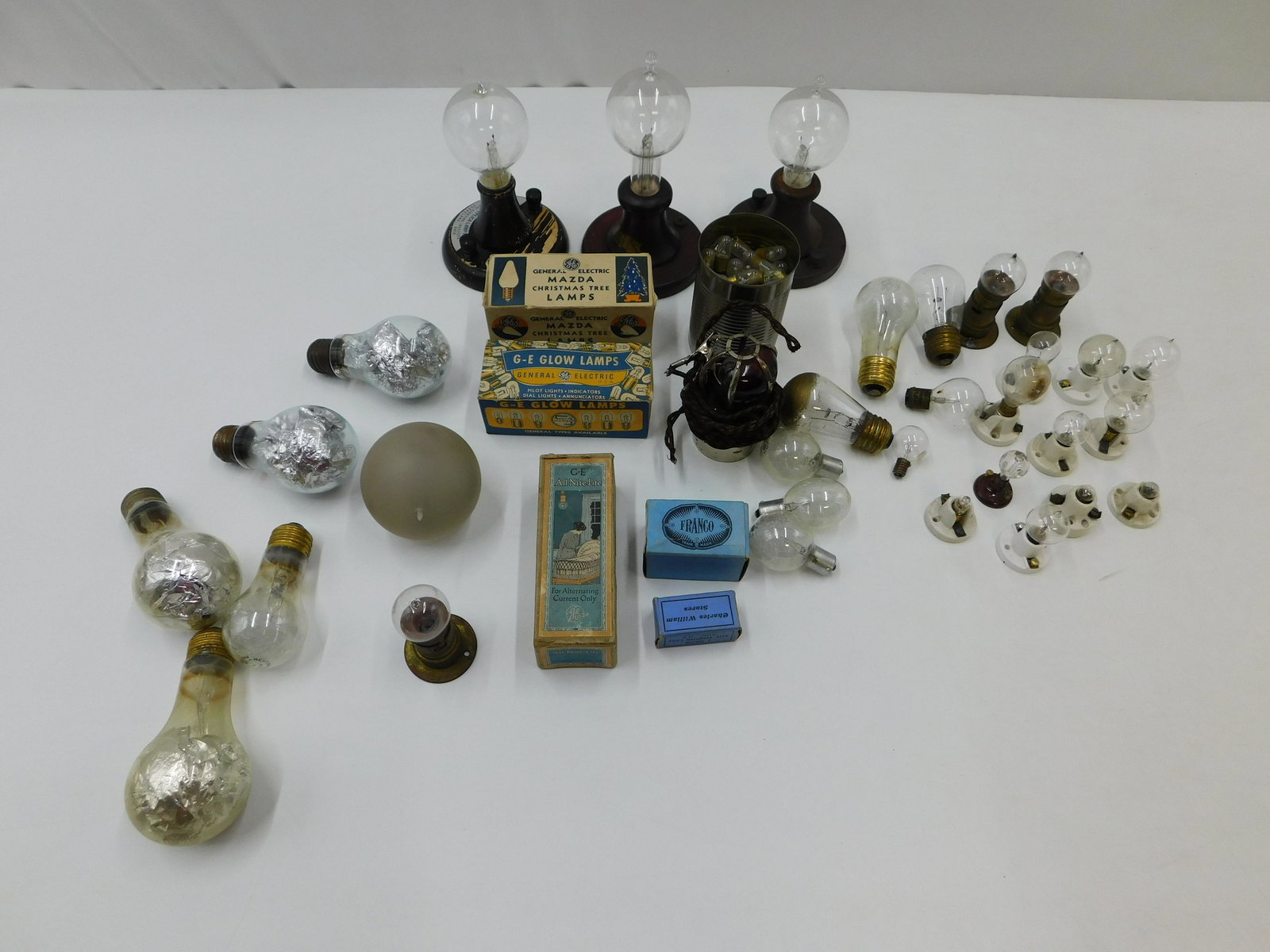 Large Lot of Various Lightbulbs (1 of 7)