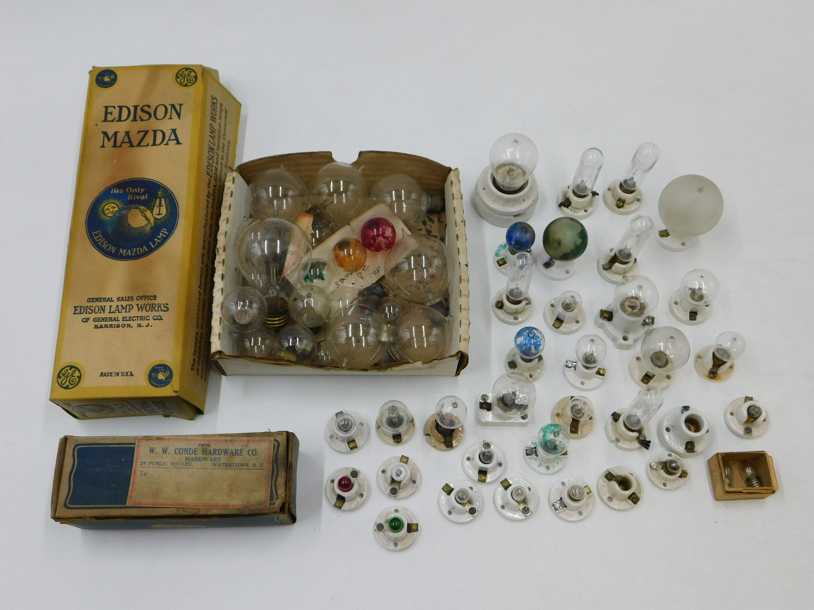 Lot of Various Lightbulbs and Fixtures (1 of 7)