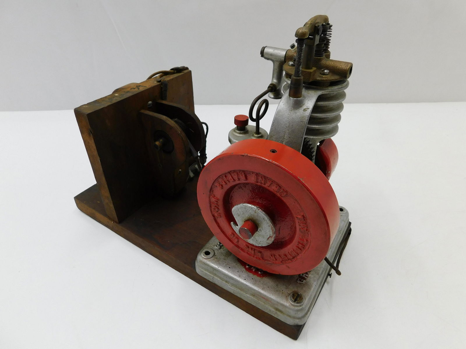 Antique Gas Powered Engine (1 of 8)