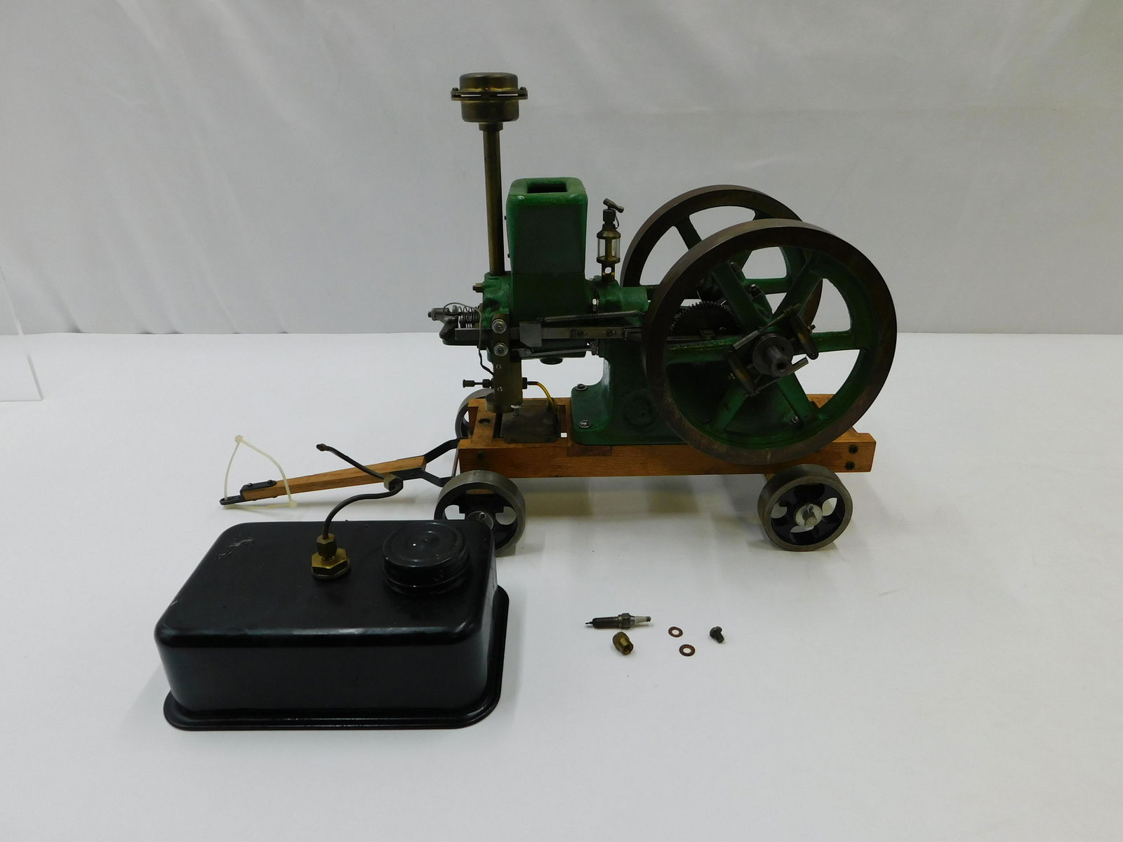 Vintage Gas Powered Miniature Hit & Miss Motor (1 of 9)