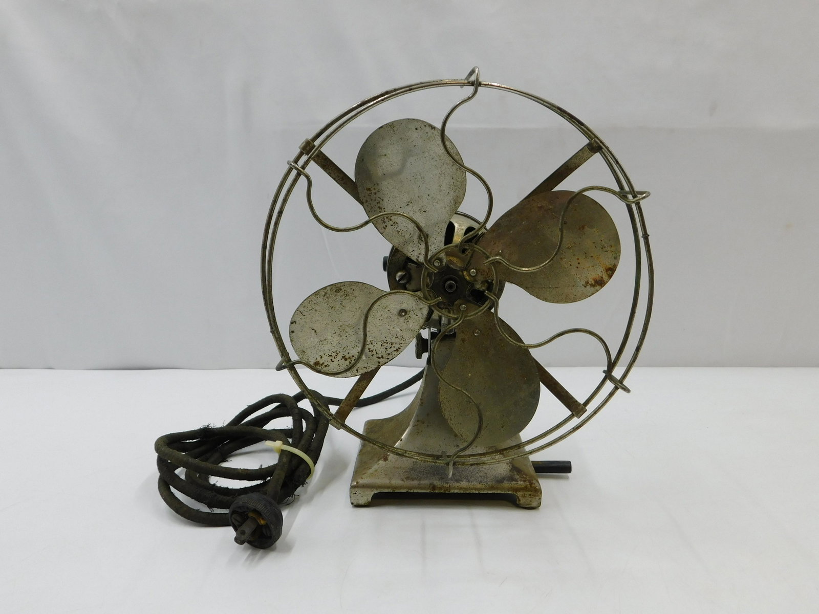 Antique Edwardian/Art Deco Fan: Antique Edwardian/Art Deco Fan. Nickle Plated, Cast Iron and Metal. Marked Hamilton Beach Mfg. Co. Racine Wisconsin. Has some rust throughout and needs a new cord. Untested. Measures 10.5" tall x 8.25
