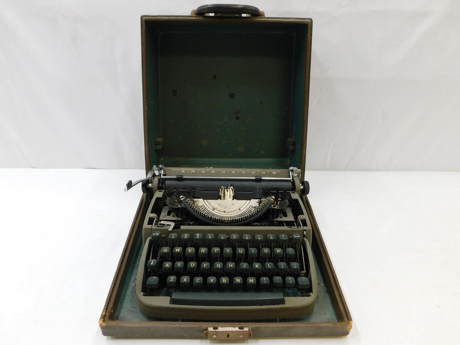 Vintage Typewriter in Traveling Case (1 of 6)