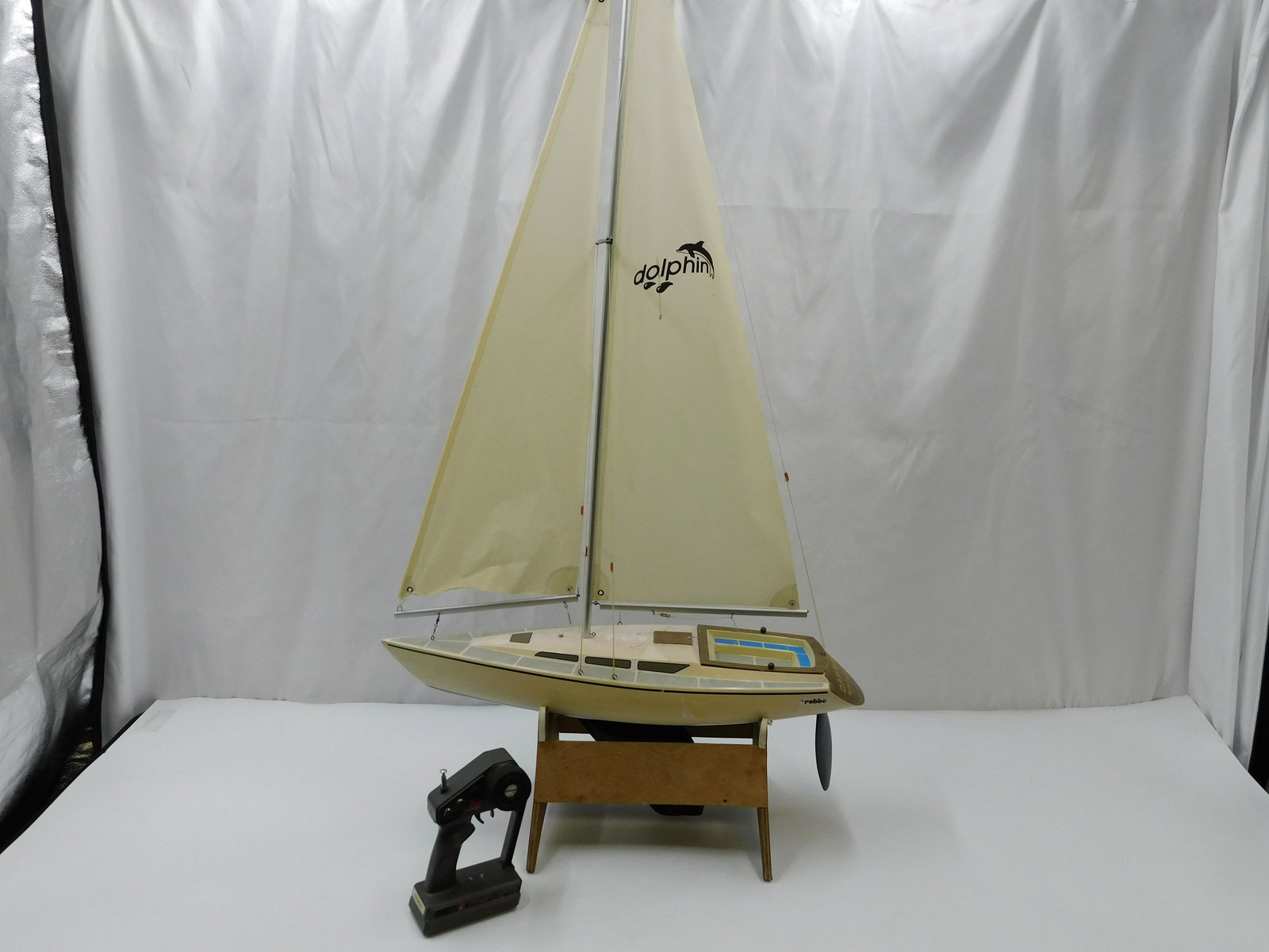 Robbe Remote Control Toy Sailboat (1 of 8)