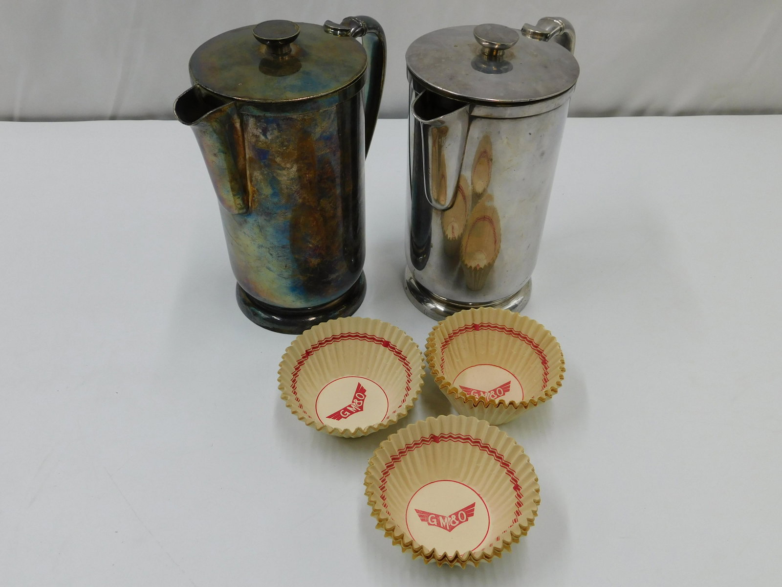 Lot of 2 Gulf Mobile & Ohio Railroad Company Water Pitchers: Lot of 2 Gulf Mobile & Ohio Railroad Company Water Pitchers by International Silver Company. Also comes with Vintage Liners. All invoices must be paid within 24 hours of the sale. All items are shippe
