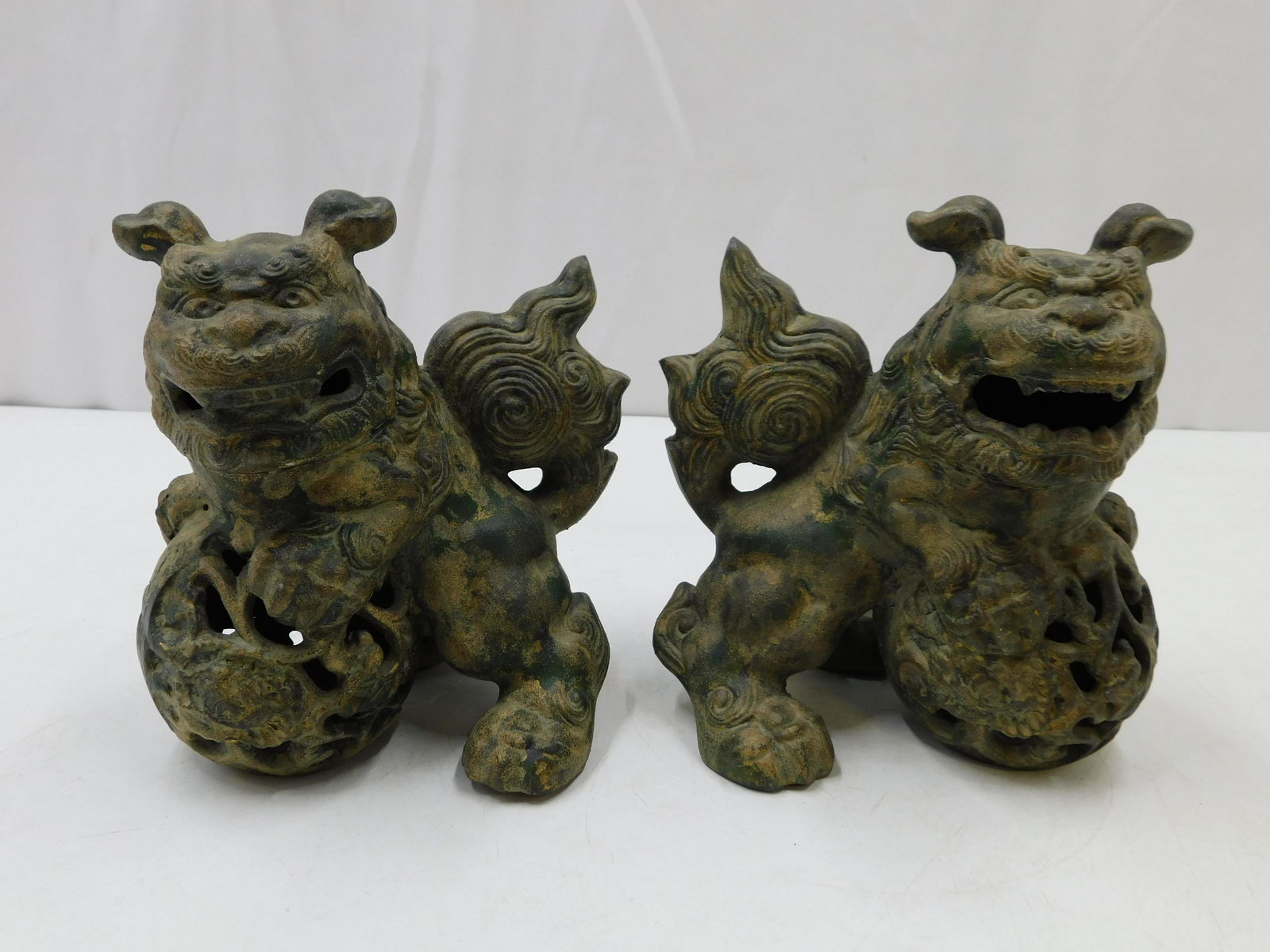 Pair of Cast Iron Chinese Foo Dog Figurines (1 of 5)