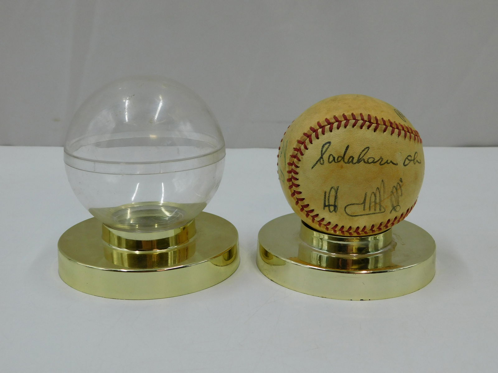 Sudahara Oh Autographed Baseball: Sudahara Oh Autographed Baseball. Japanese Superstar Baseball Player. Also is signed by other unknown players. Comes in Baseball Case. Stand in photo not included. All items in this sale came from a s