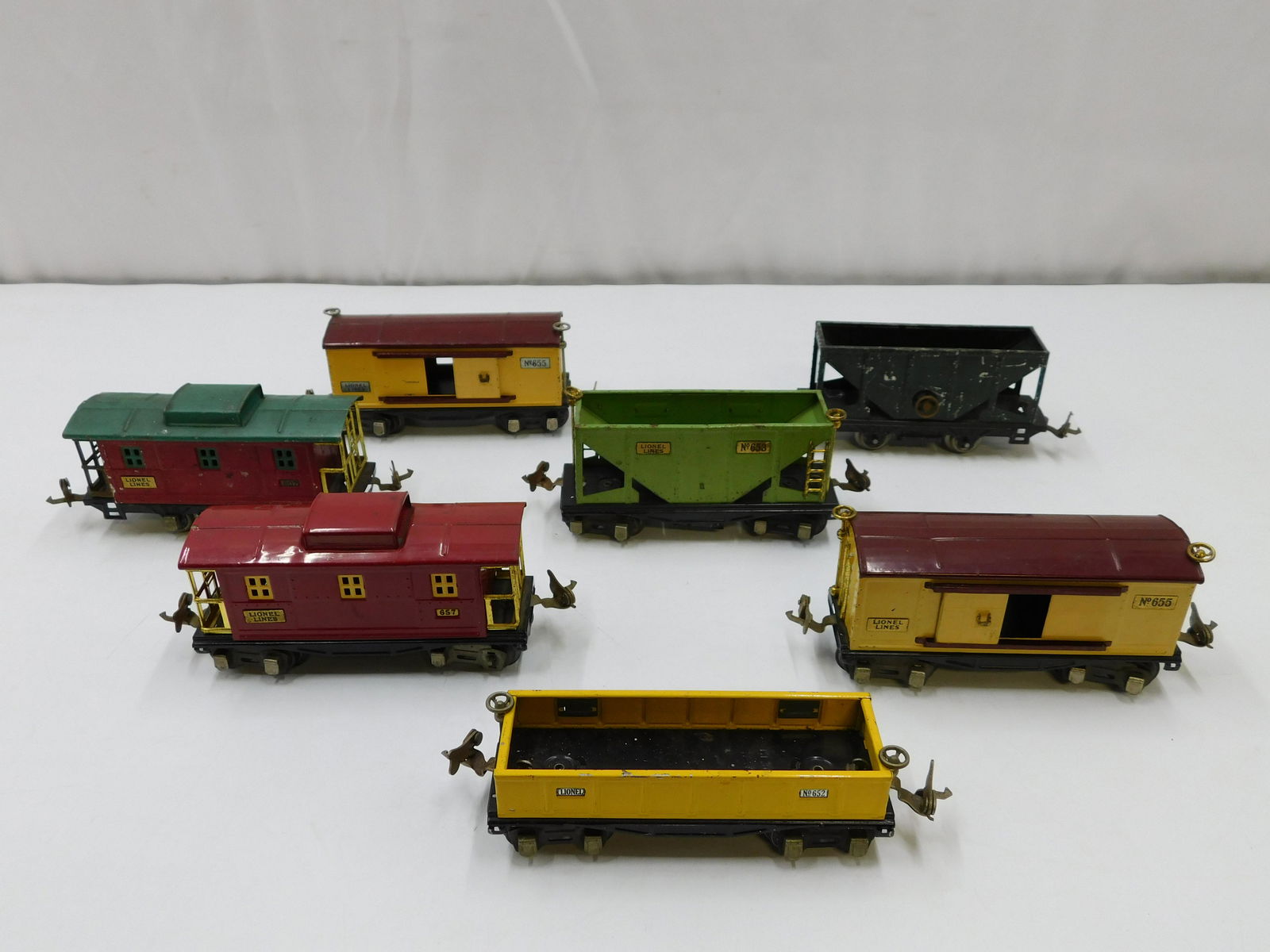 Lot of 7 Pre War Lionel Freight Cars (1 of 5)
