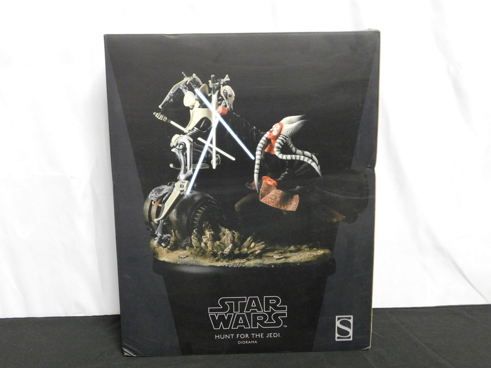 Sideshow Star Wars Hunt for the Jedi Diorama: Sideshow Star Wars Hunt for the Jedi Diorama. Limited Edition #142/400. Sealed in Original Box. Box has a small tear on top flap and some light denting. All invoices must be paid within 24 hours of th