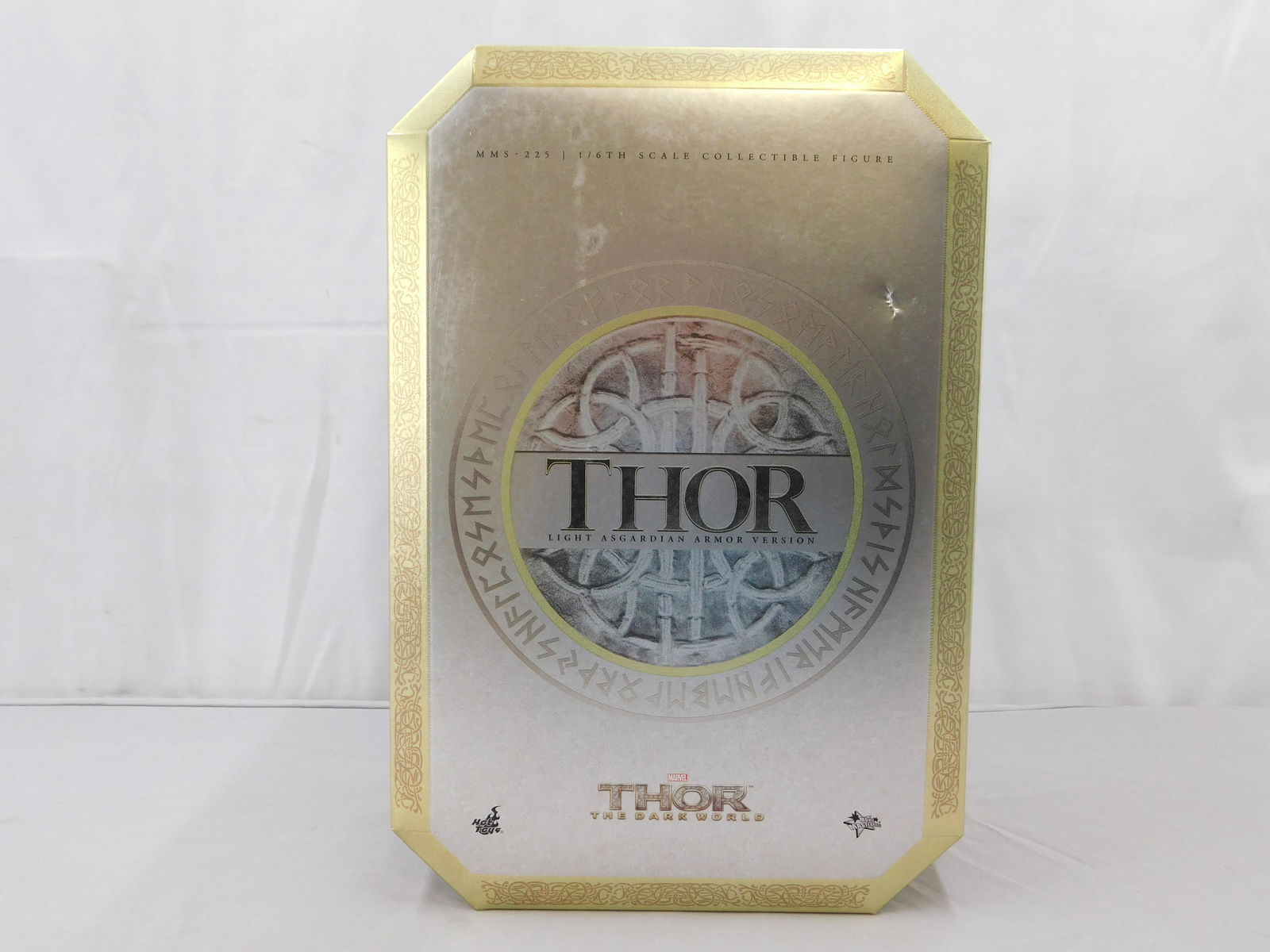 Hot Toys Light Asgardian Armor Thor Dark World Figure (1 of 6)