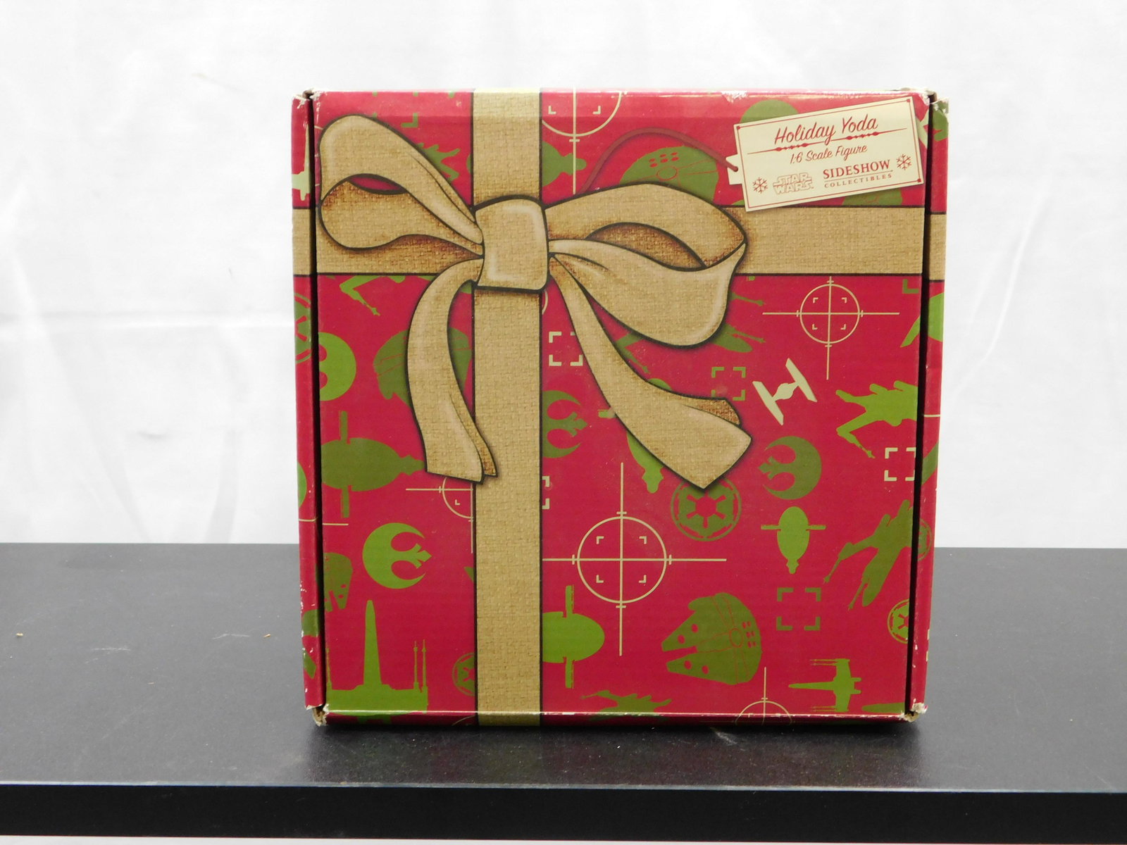 Star Wars Sideshow Holiday Yoda 1:6 Scale Figure (1 of 5)