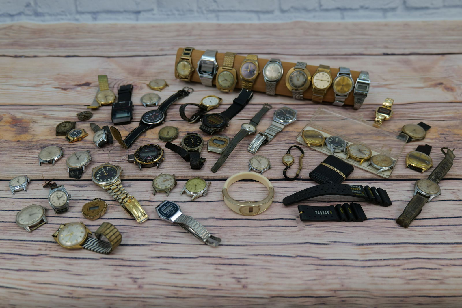 Mixed Lot of Watches and Watch Faces: Mixed Lot of Watches and Watch Faces. Including Ladies and Men's. Many Timex. Heavily Worn. All invoices must be paid for within 24 hours. We offer multiple shipping options, please read the terms as