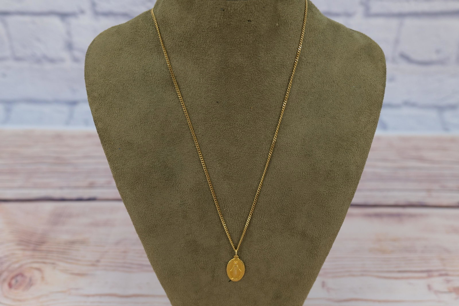 18kt Chain and Religious Pendant (1 of 4)