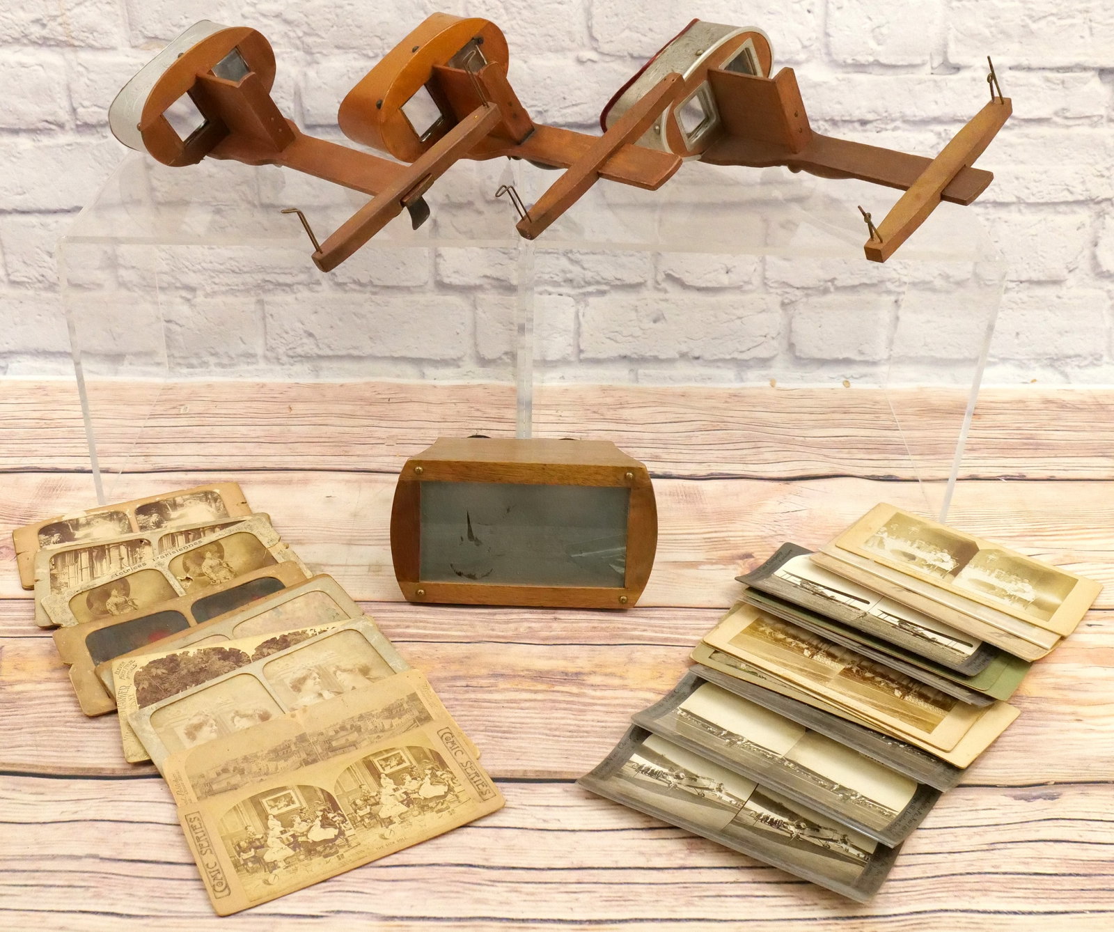 Lot of Handheld Stereo Viewers and Cards (1 of 4)