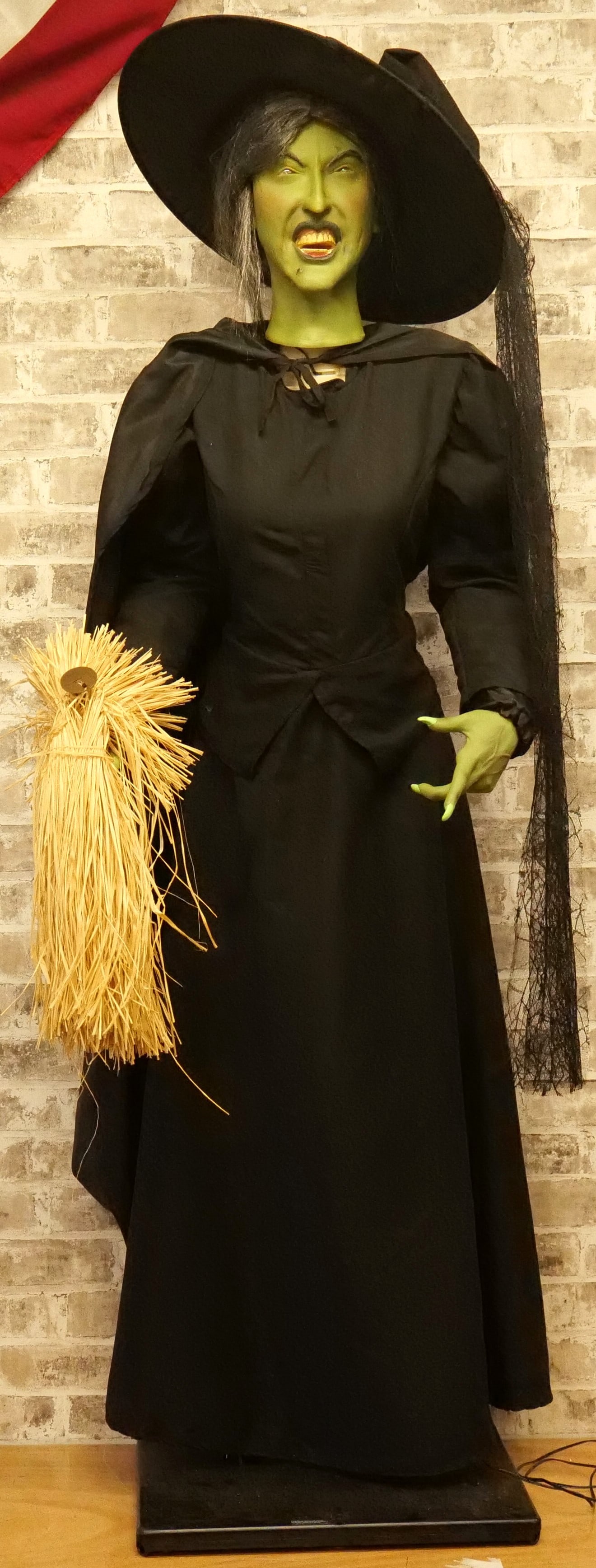 Animated Wizard of Oz Wicked Witch Figure: Animated Wizard of Oz Wicked Witch Figure. Appears to not be in working condition. Measures 66" tall. All Items in this sale have been on display and are in Used Condition. Most are assumed to not be