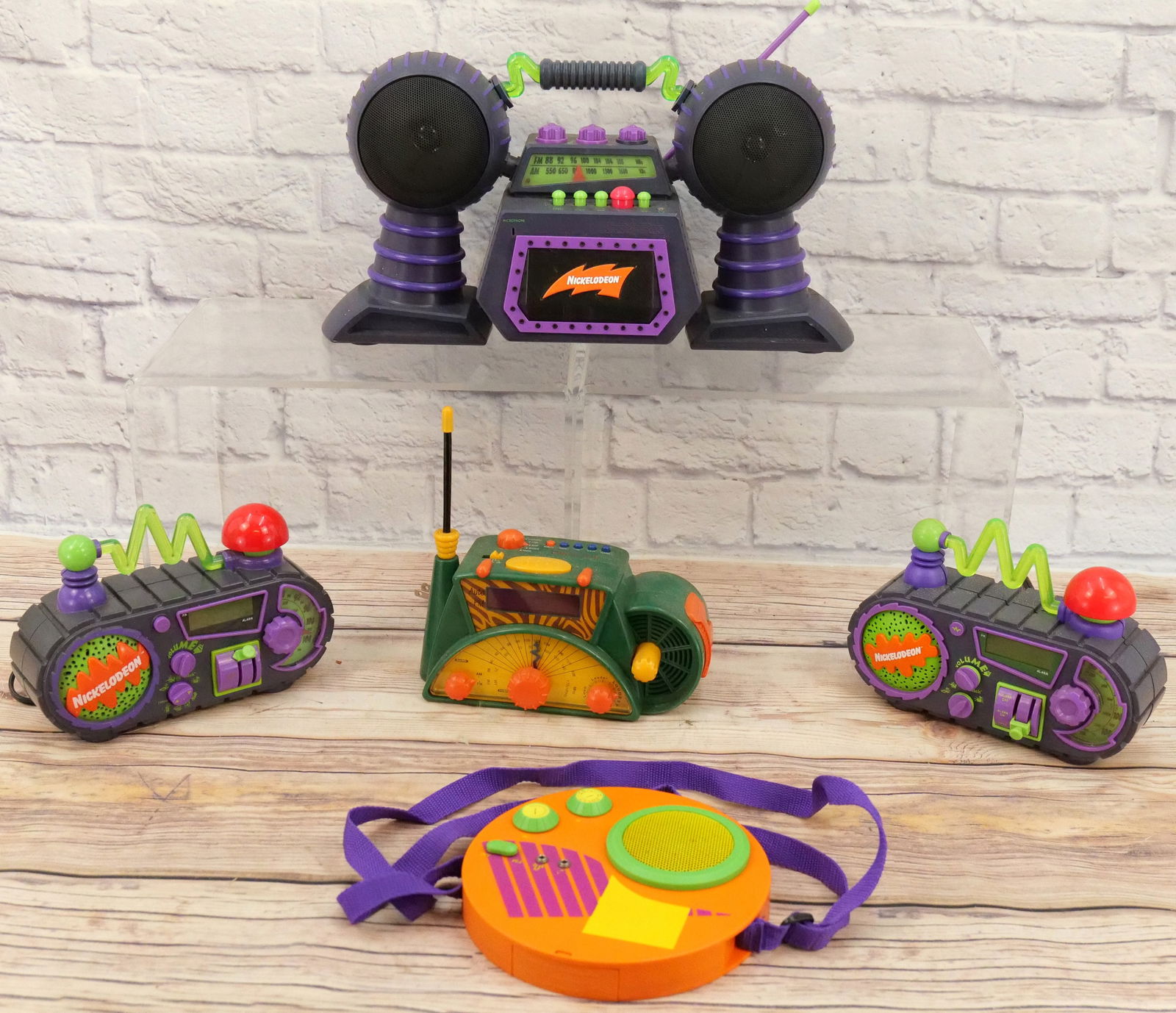 Lot of 5 Novelty Radios (1 of 8)