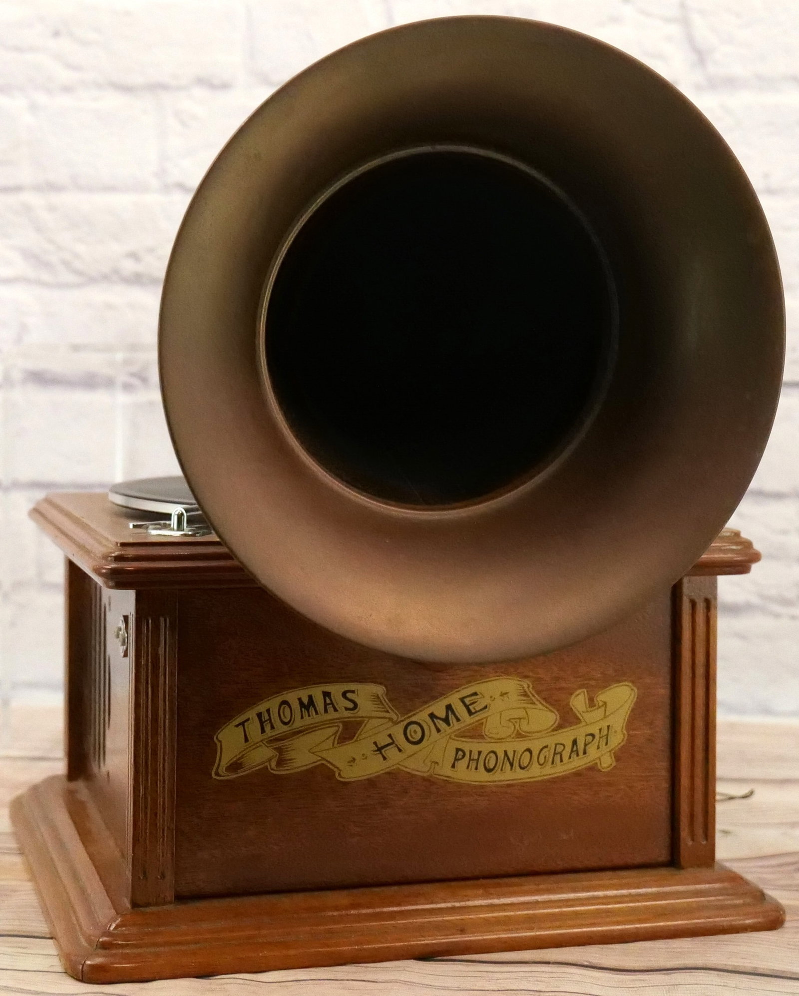 Thomas Home Phonograph Collector Edition Novelty Radio: Thomas Home Phonograph Collector Edition Novelty Radio. In Used Condition. This Collection was displayed in the house and all items are untested. All invoices must be paid within 24 hours of the sale.