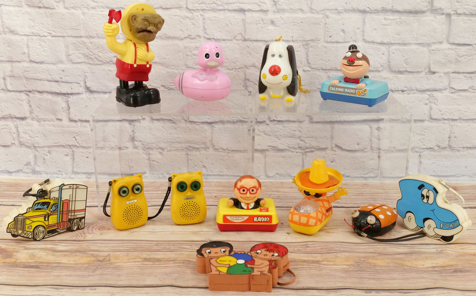 Lot of 12 Novelty Radios (1 of 8)