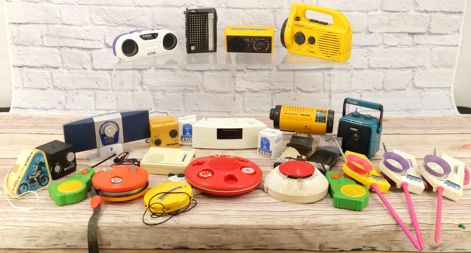 Lot of 26 Novelty and Transistor Radios (1 of 8)