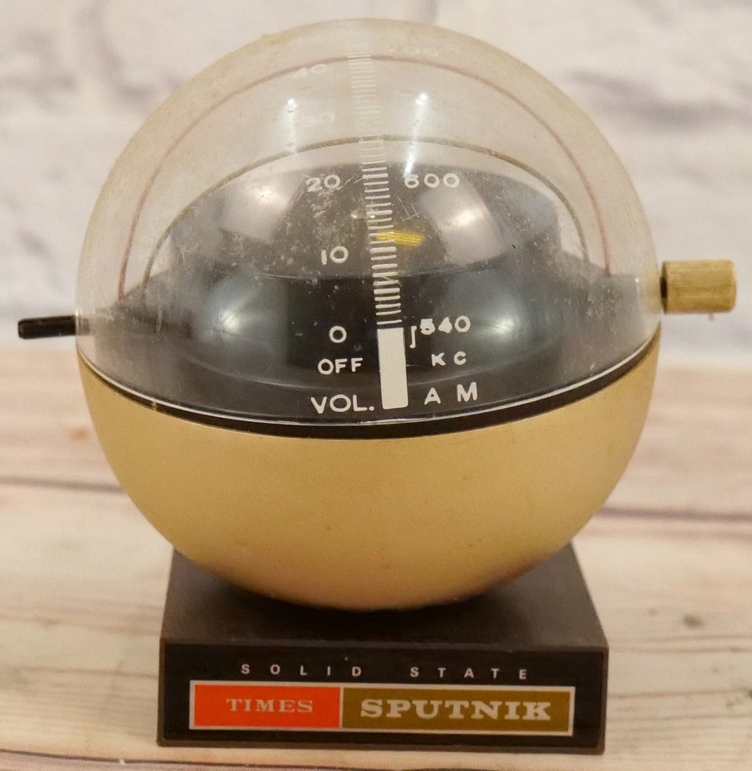 Amico Moon Ship Solid State Sputnik Radio: Amico Moon Ship Solid State Sputnik Radio. Front label needs some glue and bottom needs to be screwed back in. In Used Condition. This Collection was displayed in the house and all items are untested.