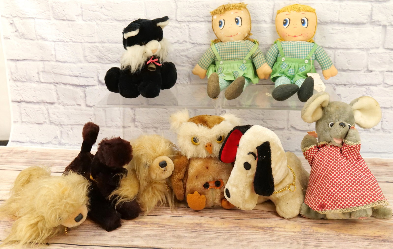 Lot of 9 Plush Radios: Lot of 9 Plush Radios. Some holes throughout. Needs a really good cleaning. Includes Snoopy, Dogs, Cat, Mouse and More. All in Used Condition. This Collection was displayed in the house and all items 