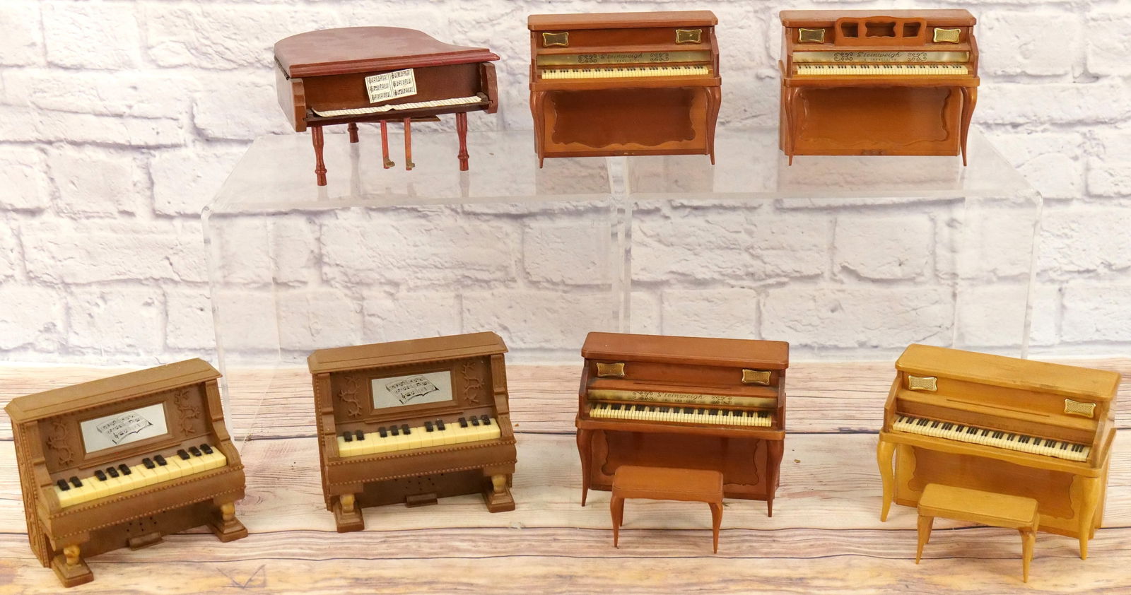 Lot of 7 Novelty Piano Radios: Lot of 7 Novelty Piano Radios. All in Used Condition. This Collection was displayed in the house and all items are untested. All invoices must be paid within 24 hours of the sale. We offer multiple sh