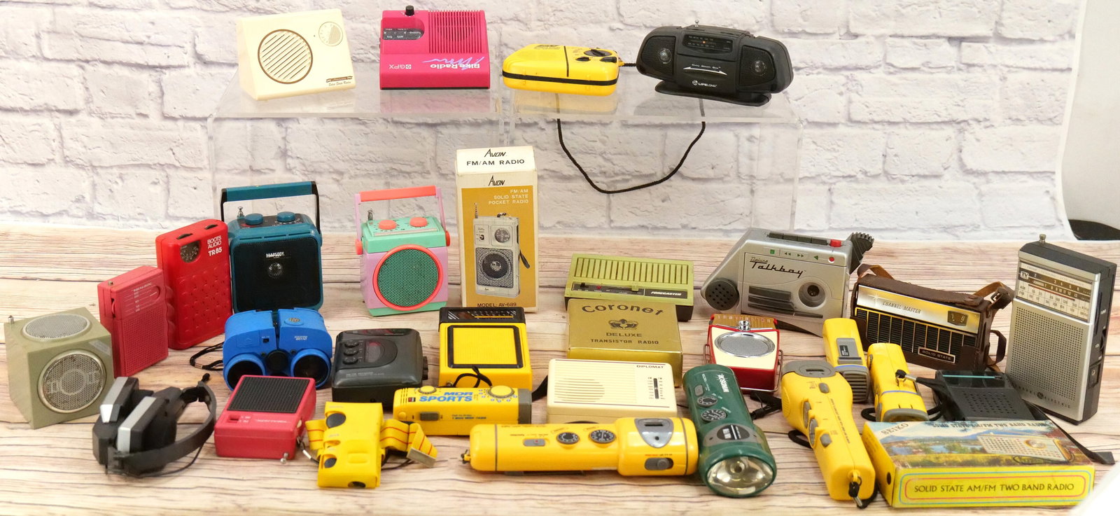 Large Lot of Transistor and Novelty Radios (1 of 8)