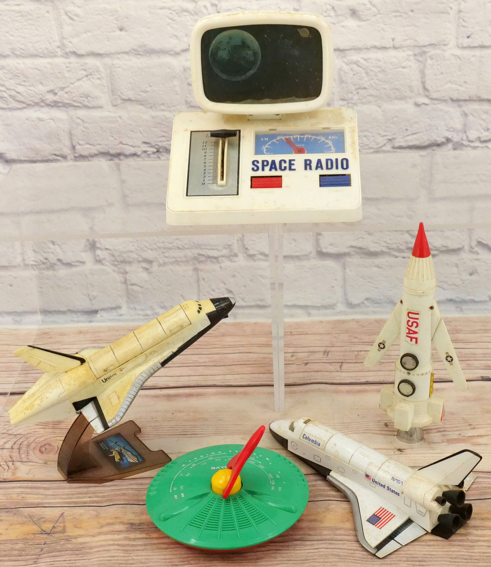 Lot of 5 Space Related Novelty Radios (1 of 7)