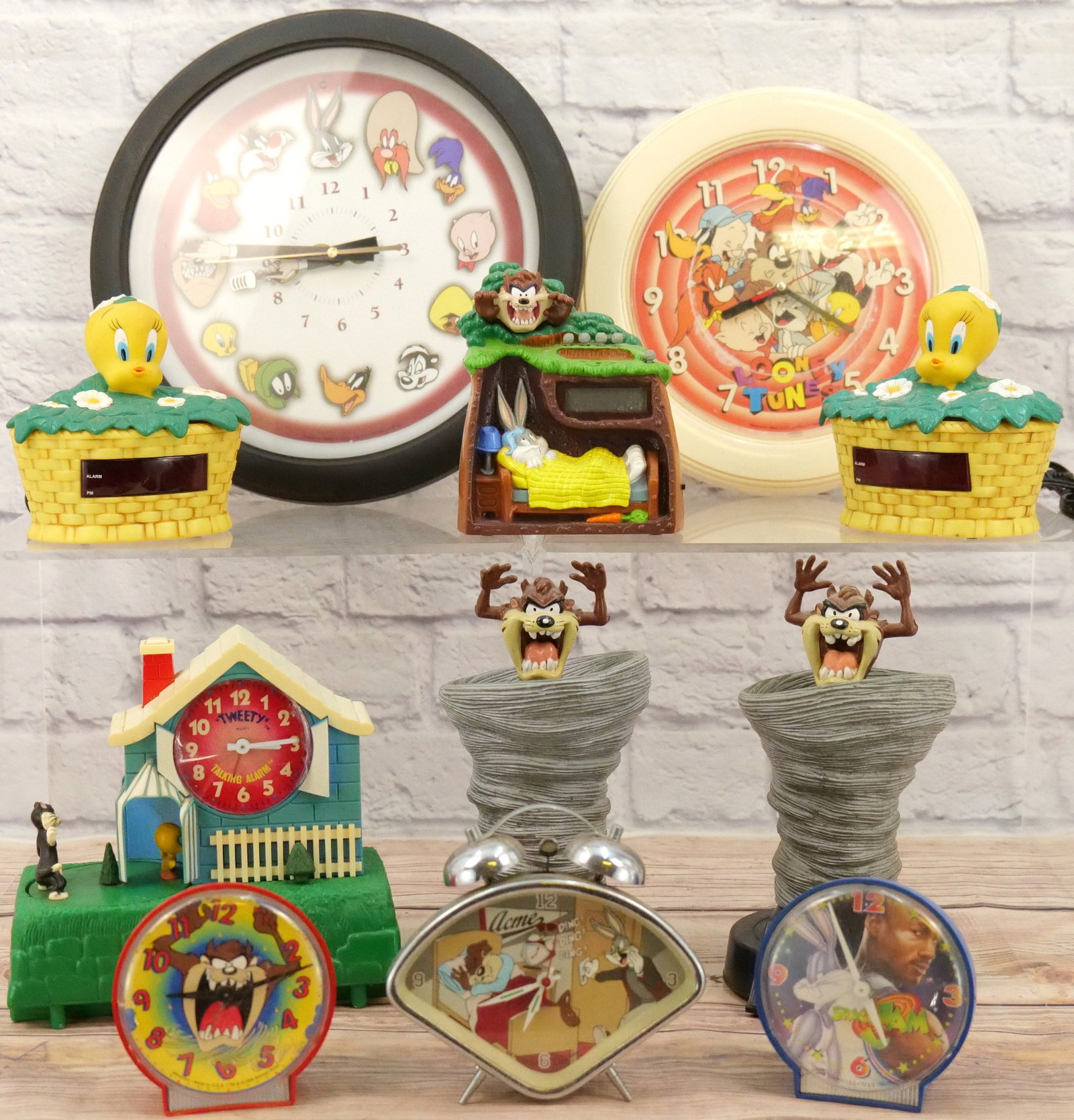 Lot of 11 Looney Tunes Novelty Clocks (1 of 9)