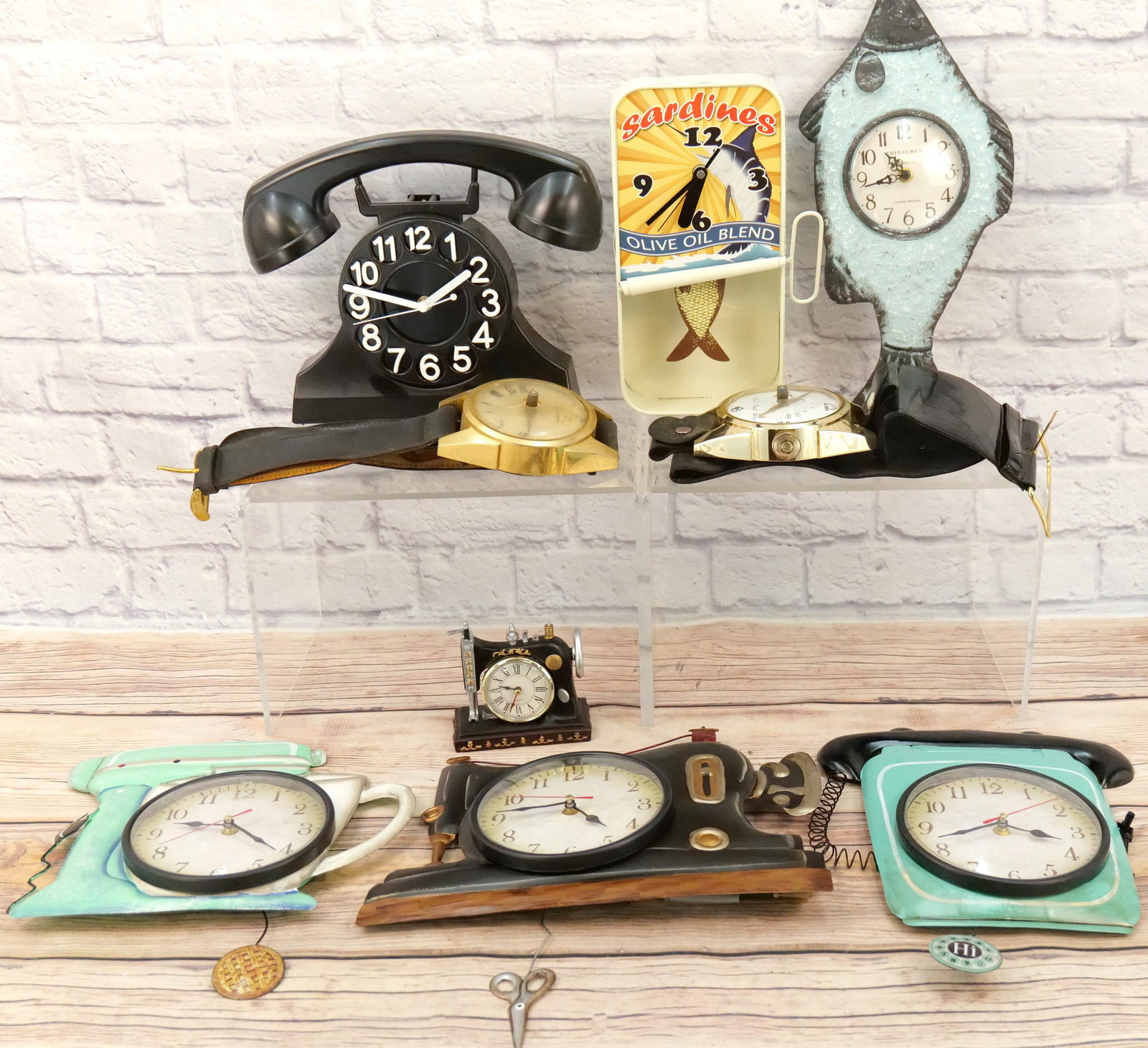 Lot of 12 Novelty Clocks (1 of 6)