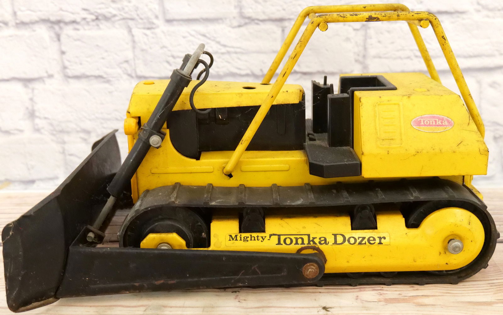 Tonka Mighty Dozer Pressed Steel Truck (1 of 6)