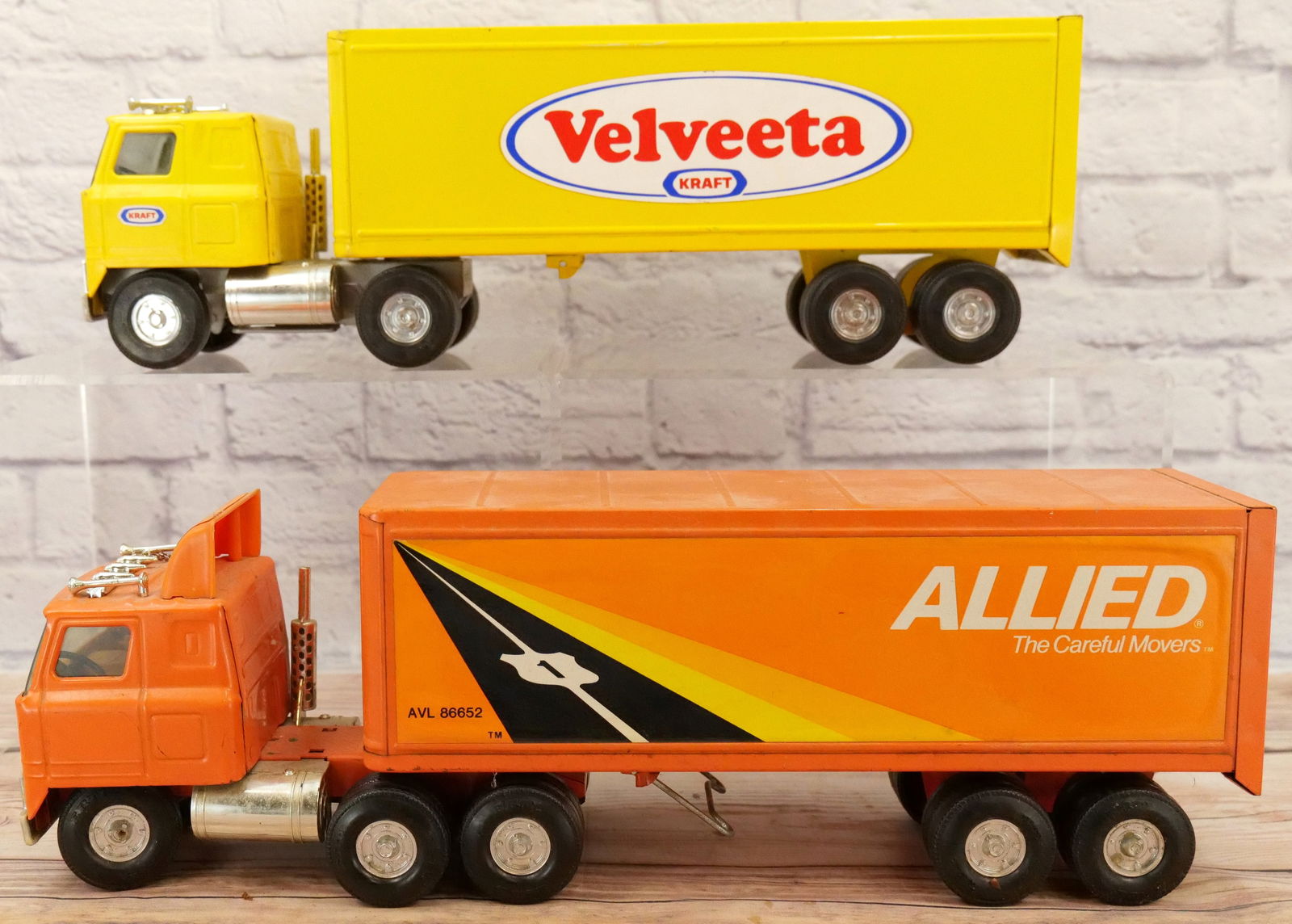 Lot of 2 Ertl Diecast Tractor Trailers (1 of 10)