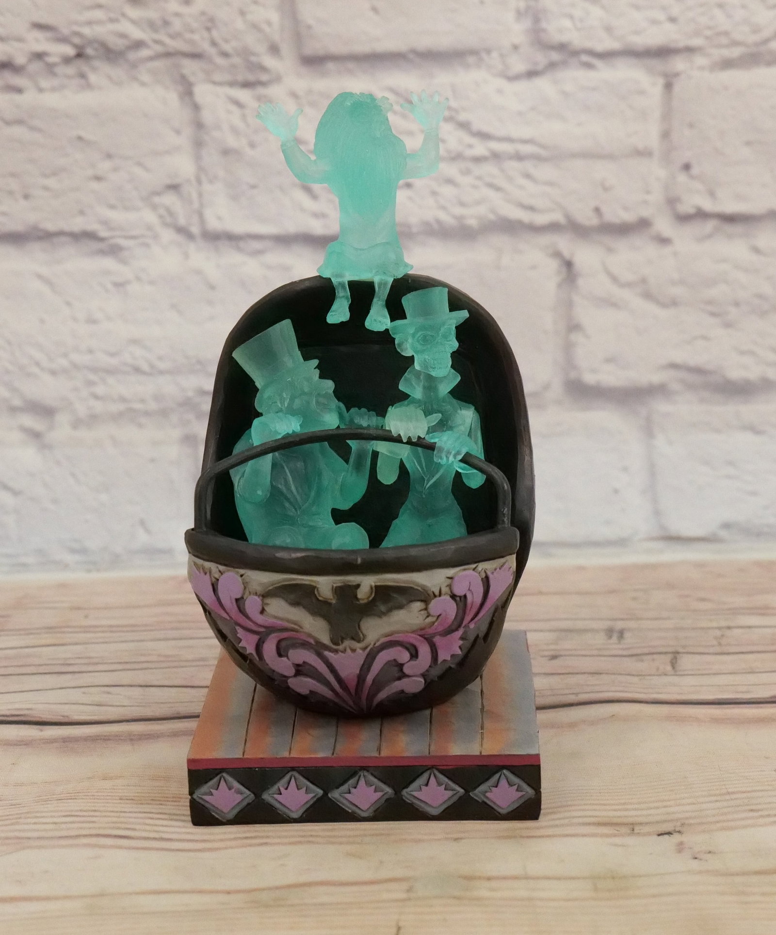 Disney Jim Shore Haunted Mansion Doom Buggy Figurine: Disney Jim Shore Haunted Mansion "Doom Buggy" Figurine. Measures 8.5" tall x 5.75" wide. All invoices must be paid within 24 hours of the sale. We offer multiple shipping options, please read the term