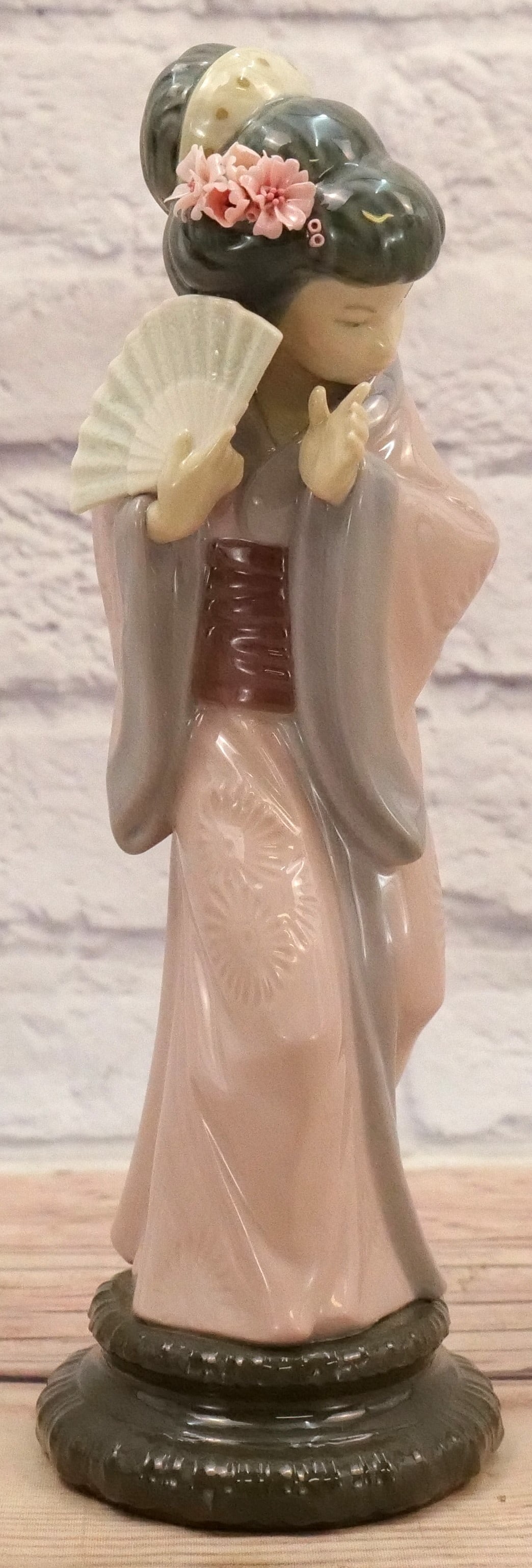 Lladro Japanese Geisha Girl Figurine: Lladro Chrysanthemum "Timid" Japanese Geisha Girl Figurine #4990. Measures 11.5" tall. All invoices must be paid within 24 hours of the sale. We offer multiple shipping options, please read the terms 
