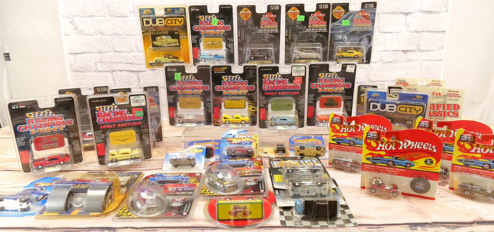 Large Lot of 1:64 Scale Diecast Vehicles (1 of 5)