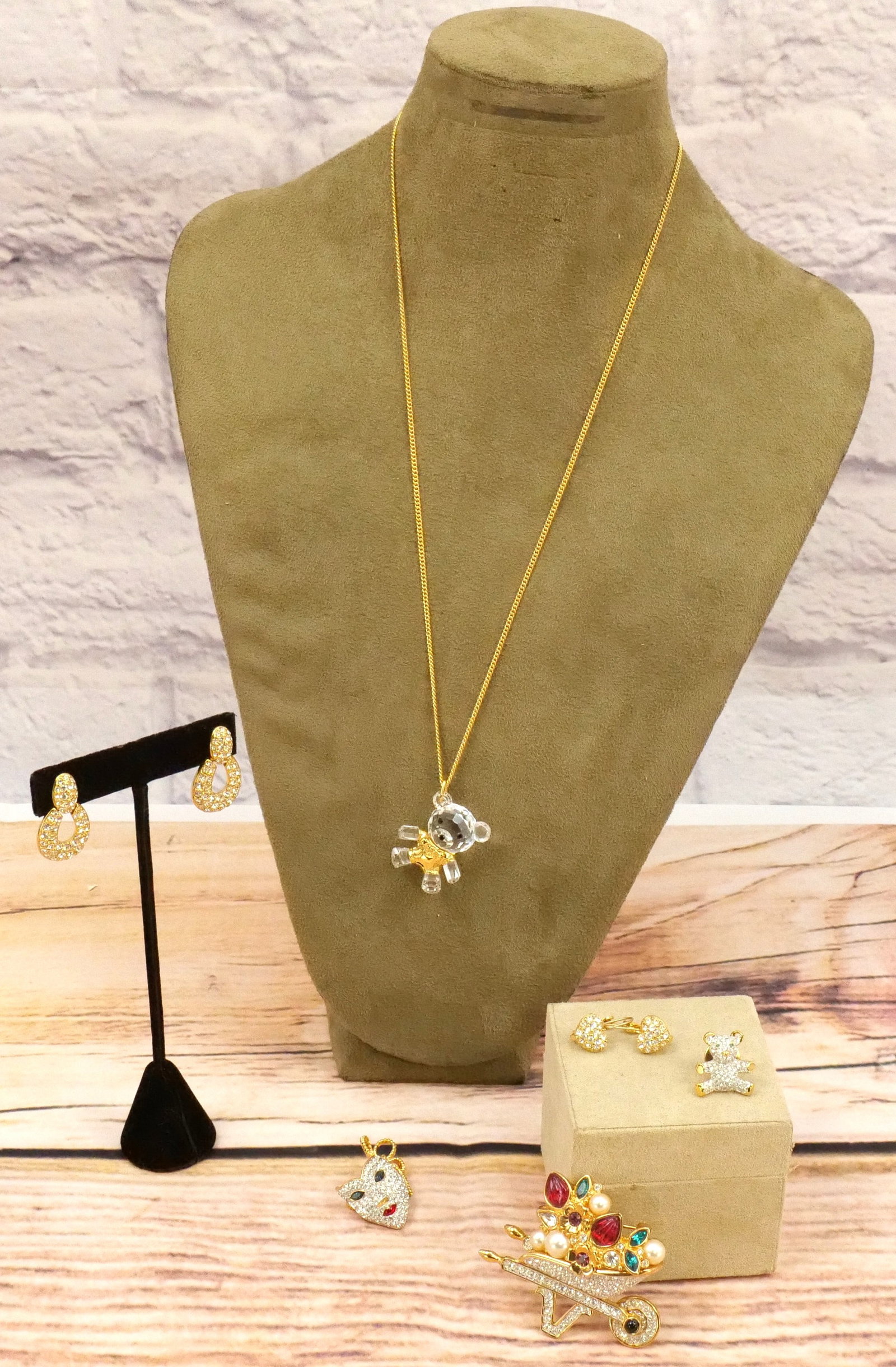 Lot of Swarovski Jewelry: Lot of Swarovski Jewelry including Wheelbarrow Pendant, 2 Pairs of Earrings, Bear Pin, Drama Mask Pin, and Bear Pendant. All invoices must be paid within 24 hours of the sale. We offer multiple shippi
