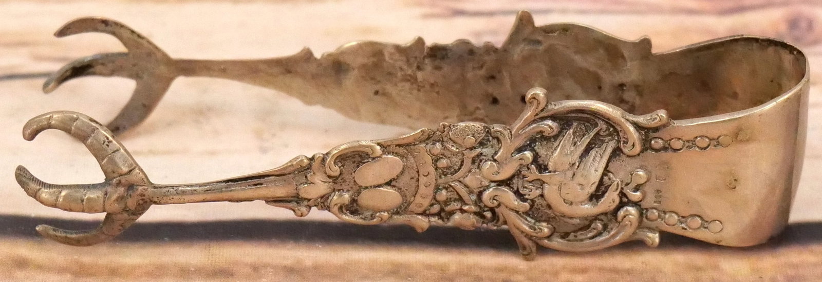 800 Silver Decorative Sugar Tongs: 800 Silver Decorative Sugar Tongs. Measures 4.5" long x 1.25" wide. All invoices must be paid within 24 hours of the sale. We offer multiple shipping options, please read the terms as they have change