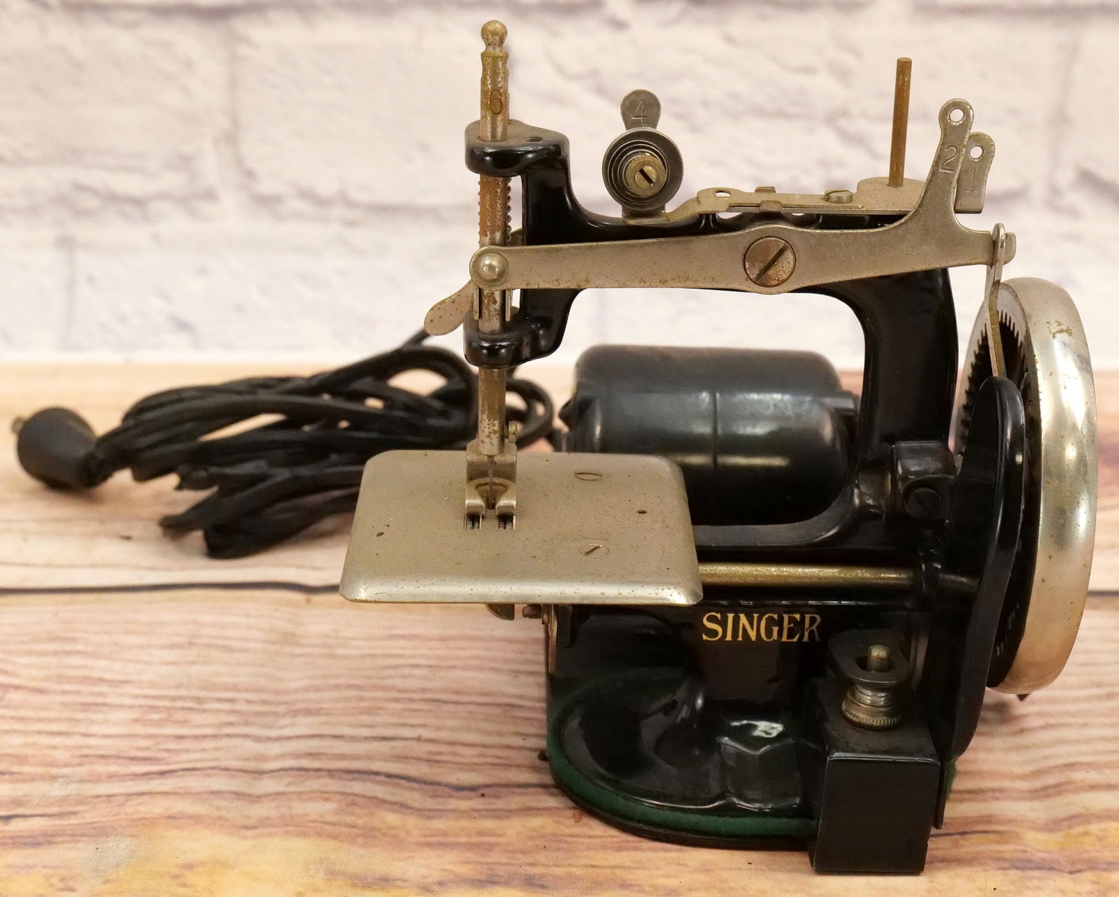 Antique Miniature Singer Sewing Machine (1 of 8)