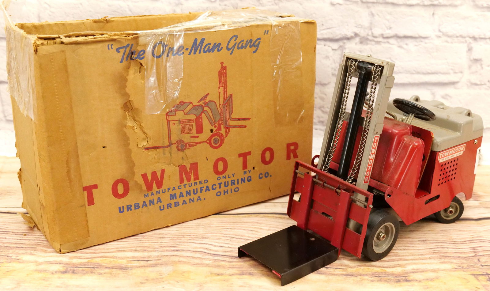 Towmotor Electric Forklift Toy (1 of 10)