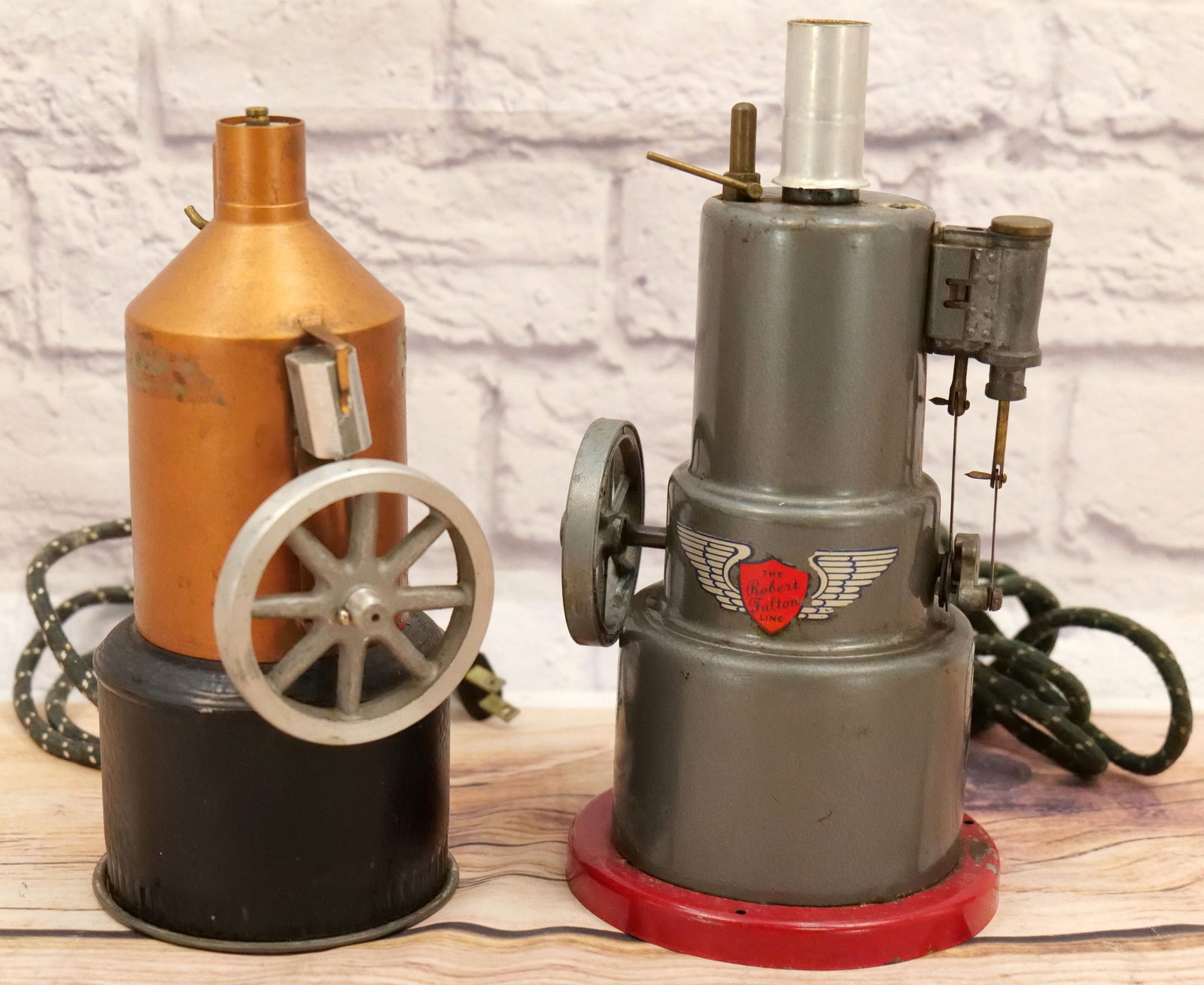 Lot of 2 Vertical Electric Steam Engines: Lot of 2 Vertical Electric Steam Engines. Includes The Robert Fulton Line and Harvey Miller Corp. Largest measures 10" tall. All invoices must be paid within 24 hours of the sale. We offer multiple sh