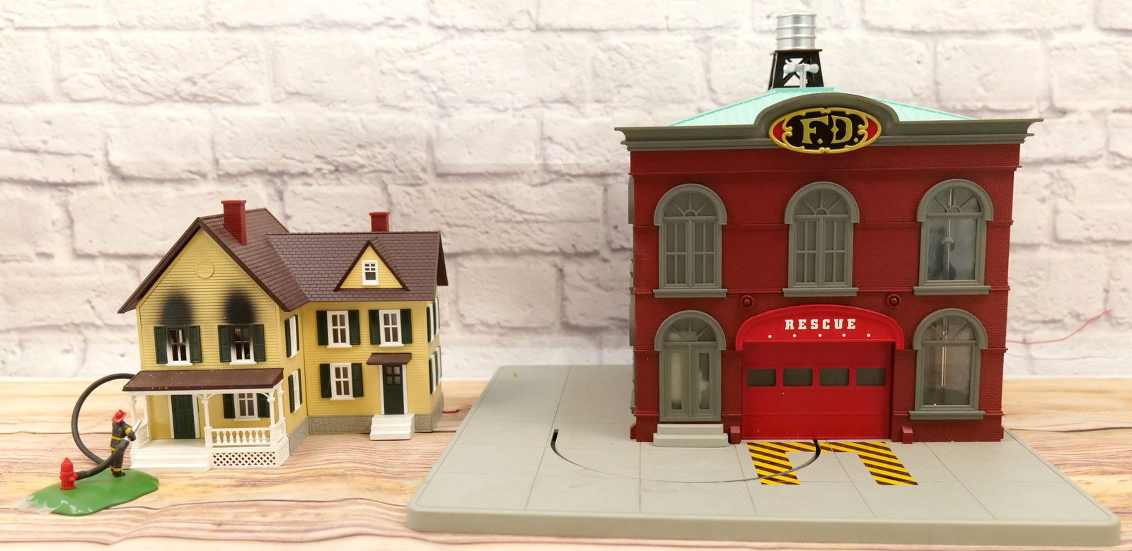 Lot of 2 MTH O27 Train Accessories (1 of 11)